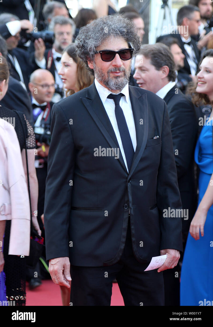 Radu Mihaileanu kommt auf dem roten Teppich vor der Vorführung des Films "Asche ist die reinsten Weiß' an die 71. jährliche Internationale Filmfestspiele von Cannes in Cannes, Frankreich am 11. Mai 2018. Foto von David Silpa/UPI Stockfoto