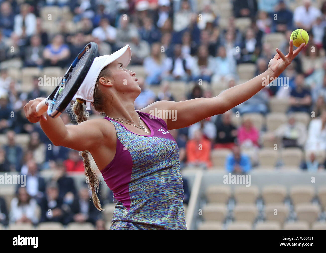 Yulia Putintseva von Kasachstan hits a Beim Viertelfinale der French Open Frauen Match gegen amerikanische Madison Tasten dienen in Roland Garros in Paris am 5. Juni 2018. Tasten besiegt Putintseva 7-6 (5), 6-4 den Einzug ins Halbfinale zu gelangen. Foto von David Silpa/UPI Stockfoto