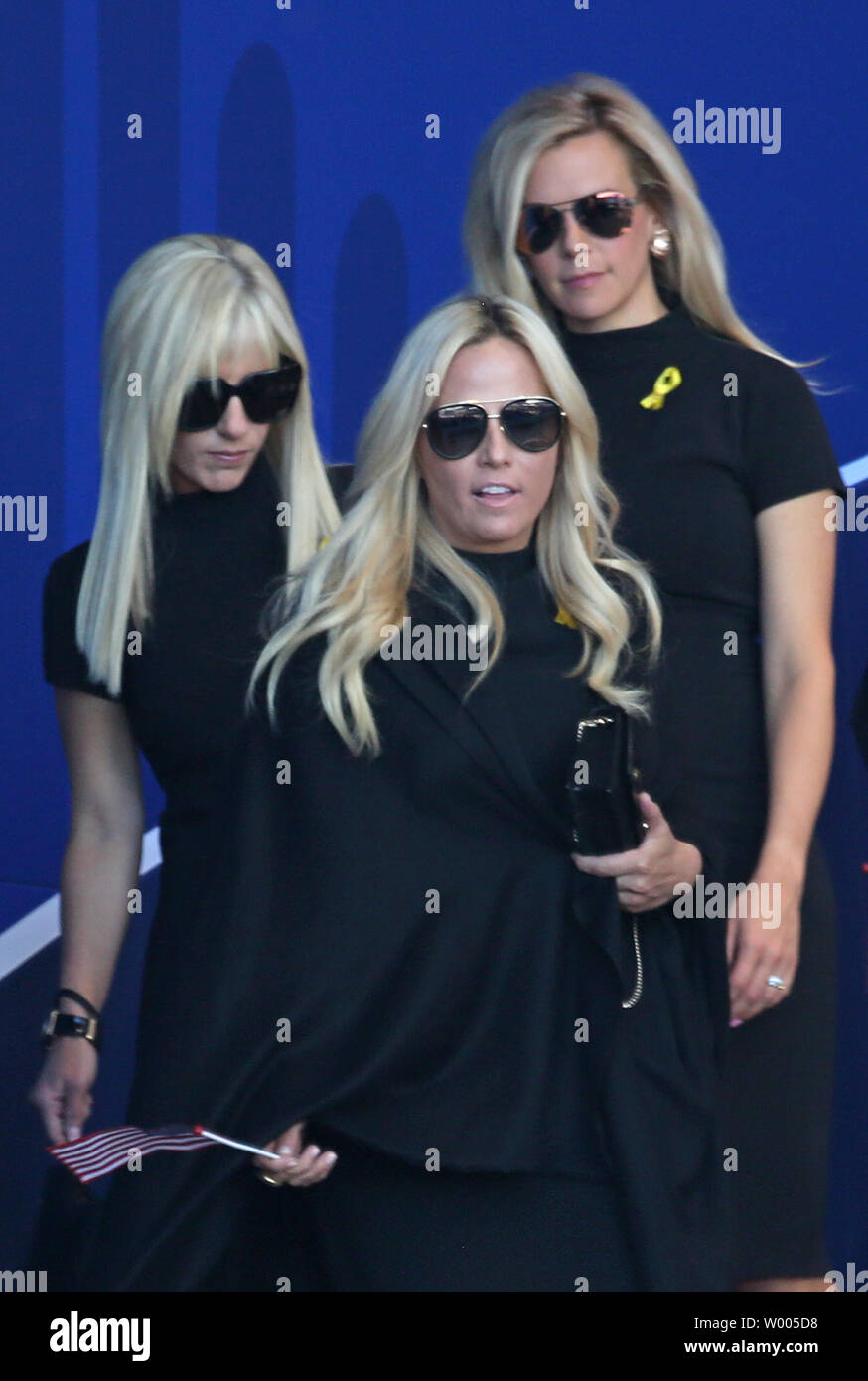 Justine Karain (L), Ehefrau von Patrick Reed, Amy Mickelson (C), Ehefrau von Phil Mickelson und Taylor Dowd Simpson, Ehefrau von Webb Simpson, kommen für den Start der Ryder Cup Eröffnungsfeier 2018 bei Le Golf National in Montigny-le-Bretonneux in der Nähe von Paris am 26. September 2018. Der Ryder Cup findet alle zwei Jahre statt und bietet Team USA versus Team Europe, abwechselnd in den USA und Europa jeder Konkurrenz. Foto von David Silpa/UPI Stockfoto