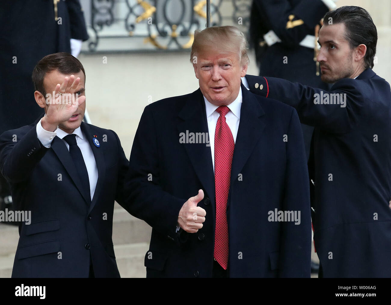 Der französische Präsident Emmanuel Längestrich begrüßt seinen US-amerikanischen Amtskollegen Donald Trump (R) auf den Stufen des Elysee Palace in Paris, 10. November 2018. Trump ist in Frankreich Feierlichkeiten zum 100-jährigen Jubiläum des Ersten Weltkriegs Armistice Day Kennzeichnung zu sorgen. Foto von Eco Clement/UPI Stockfoto