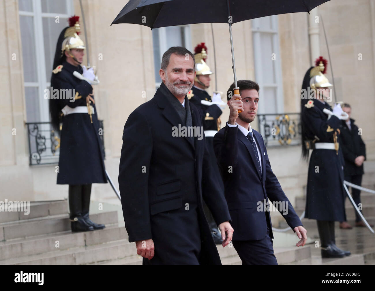 König Felipe VI. von Spanien verlässt das Elysee Palace nach einem besonderen Mittagessen mit Dutzenden von Staats- und Regierungschefs, die vom französischen Präsidenten Emmanuel Längestrich auf das 100-jährige Jubiläum des ersten Weltkriegs Armistice Day November 11, 2018 gehostet wird. Alle Gäste, aber US-Präsident Donald Trump waren die Pariser Frieden Forum zu besuchen. Foto von Eco Clement/UPI Stockfoto