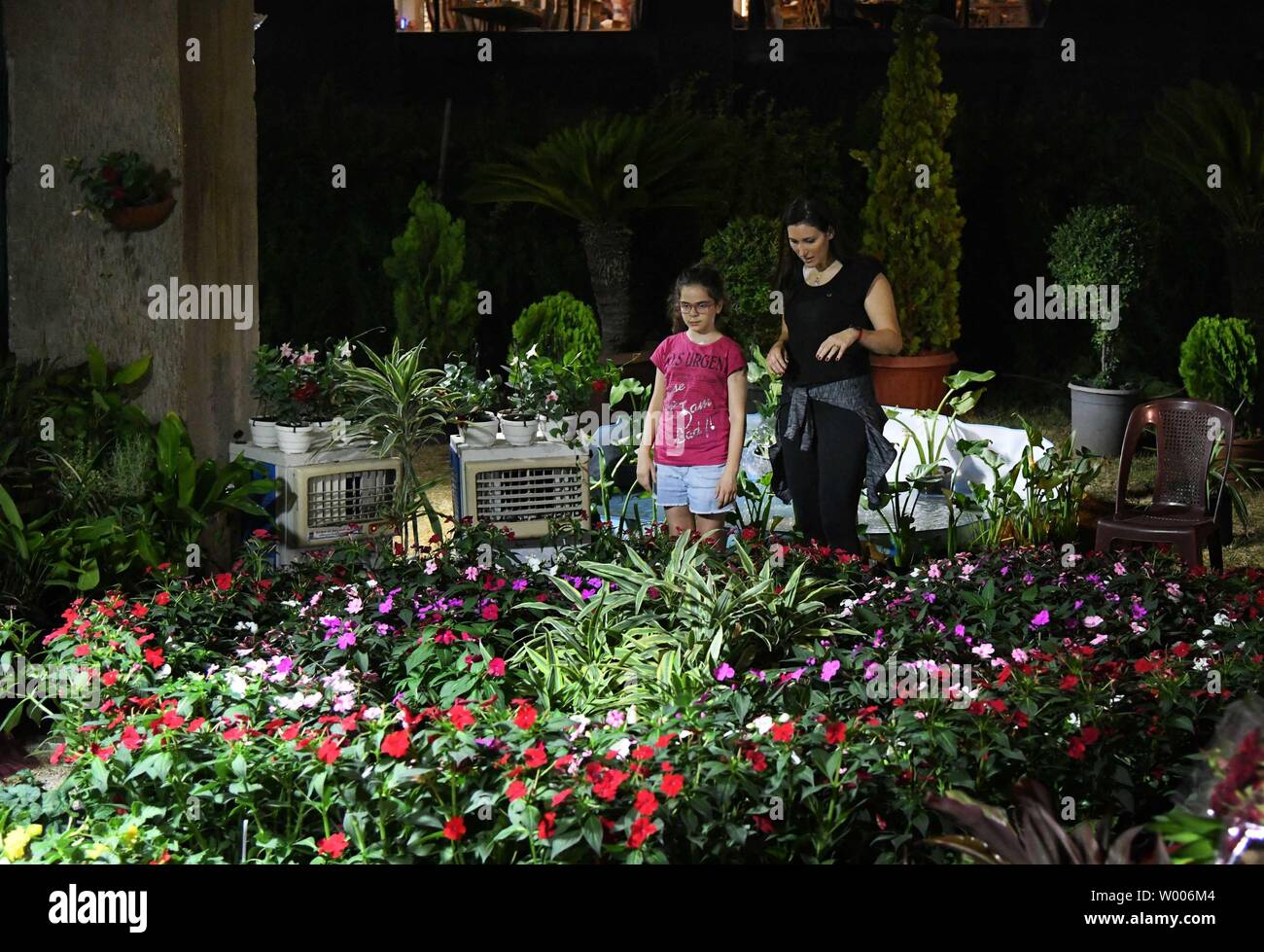 Damaskus, Syrien. 26 Juni, 2019. Menschen besuchen die Internationale Blumen "Fair 2019 am Tishreen Park in Damaskus, Syrien, am 26. Juni 2019. Die Messe für das Publikum geöffnet am Mittwoch und dauert bis zum 10. Juli. Credit: Ammar Safarjalani/Xinhua/Alamy leben Nachrichten Stockfoto