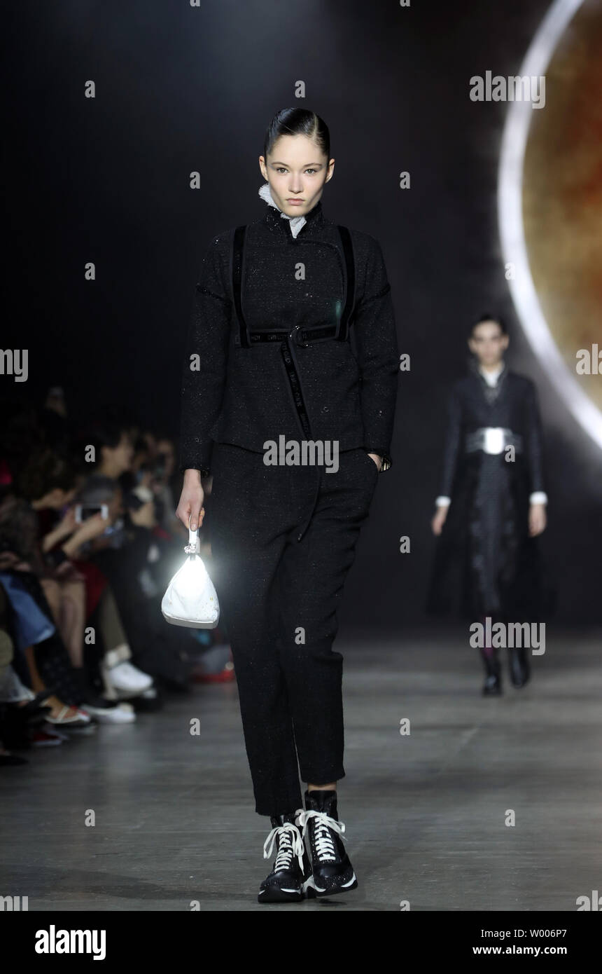 Ein Modell nimmt auf den Catwalk bei der Präsentation der Shiatzy Chen's Show als Teil der Herbst-winter 2019-2020 Paris Fashion Week am 4. März 2019. Foto von Eco Clement/UPI Stockfoto