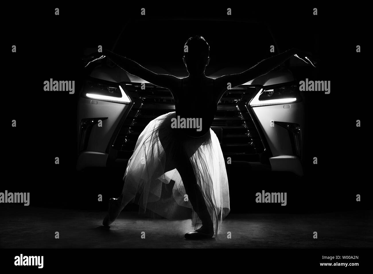Bezaubernde Ballerina in den Hintergrund des Auto posiert Stockfoto