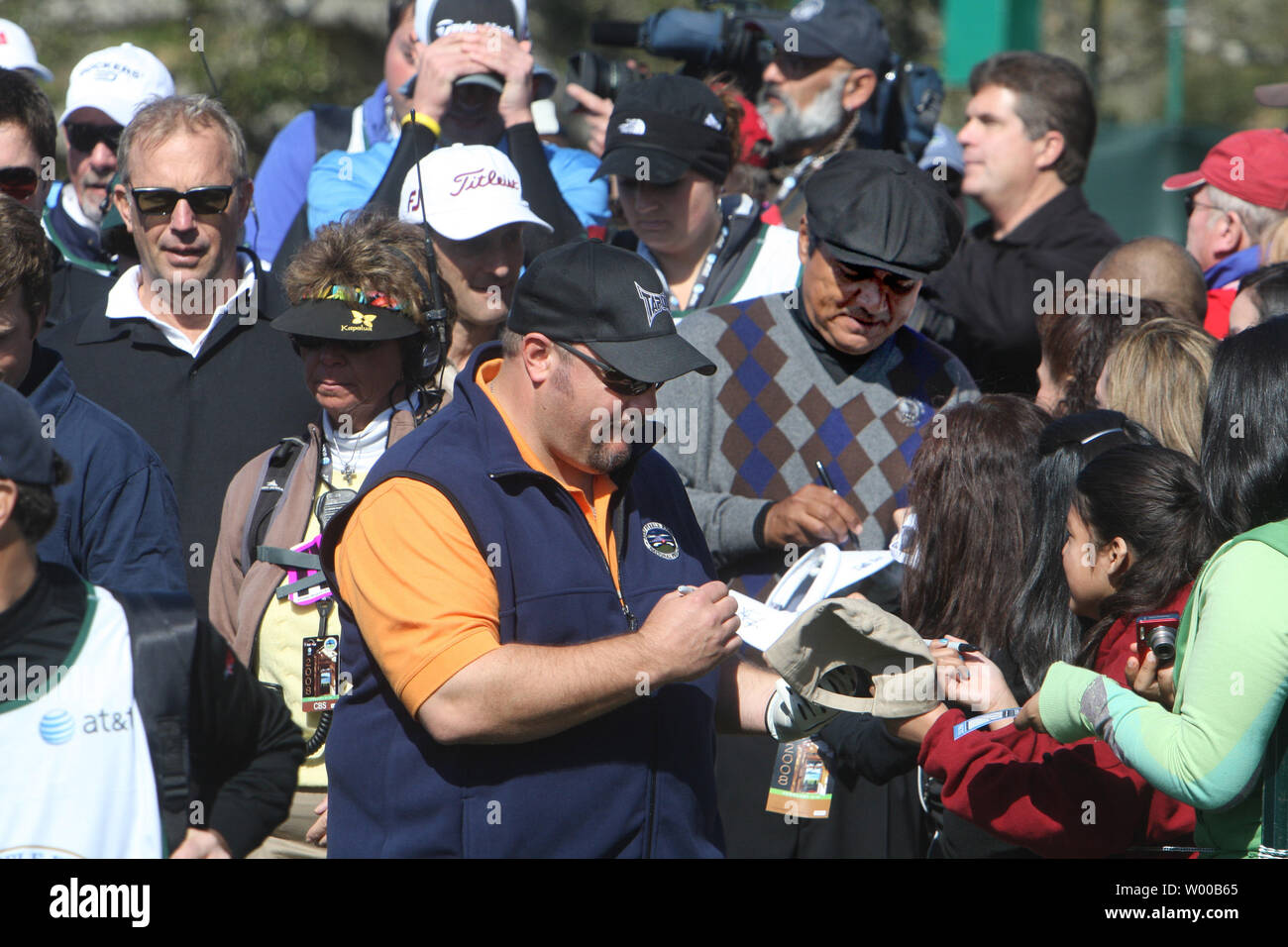 Komiker Kevin James (C) und George Lopez (R) Autogramme der Schauspieler Kevin Costner führt nach dem zweiten Loch des 3M Celebrity Challenge in Pebble Beach, Kalifornien am 6. Februar 2008. Die Herausforderung ist eine Benefizveranstaltung, die Tritte der AT&T Pebble Beach National Pro-Am. (UPI Foto/Terry Schmitt) Stockfoto