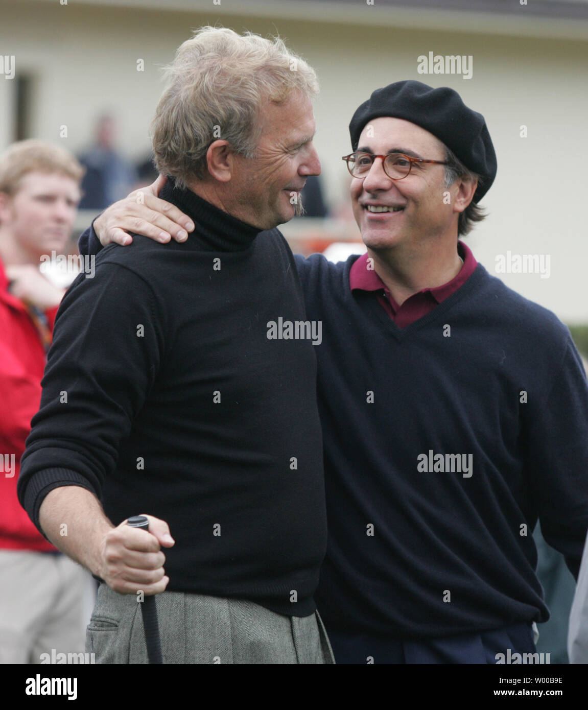 Kevin Costner (L) und Andy Garcia Chat als Sie T-Stück weg bei 3 m Celebrity Challenge der AT&T Pro's in Pebble Beach, Kalifornien, am 7. Februar 2007 warten. (UPI Foto/Terry Schmitt) Stockfoto