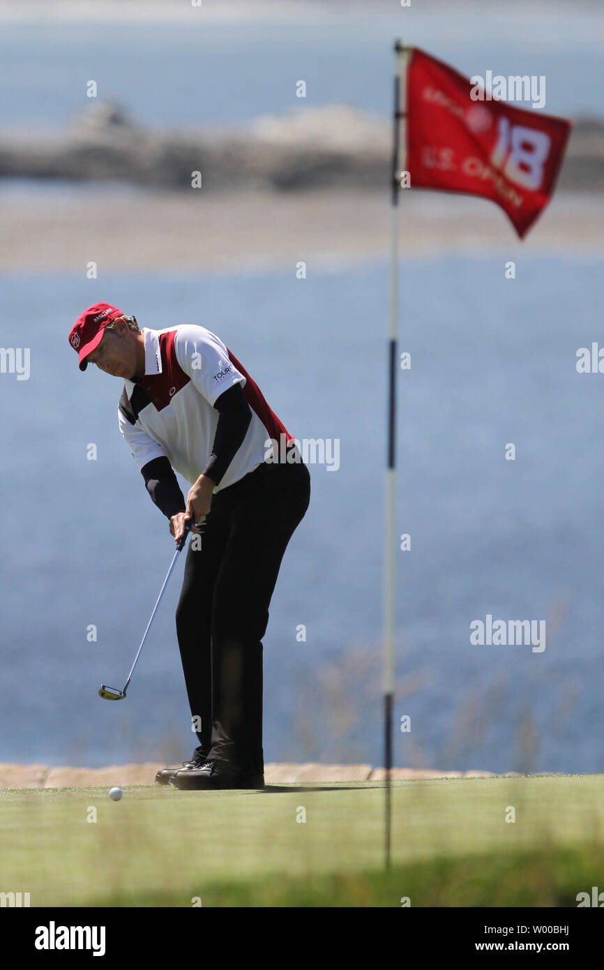 Padraig Harrington Chips zu Loch 18 in der ersten Runde der US Open in Pebble Beach, Kalifornien am 17. Juni 2010. UPI/Mohammad Kheirkhah Stockfoto