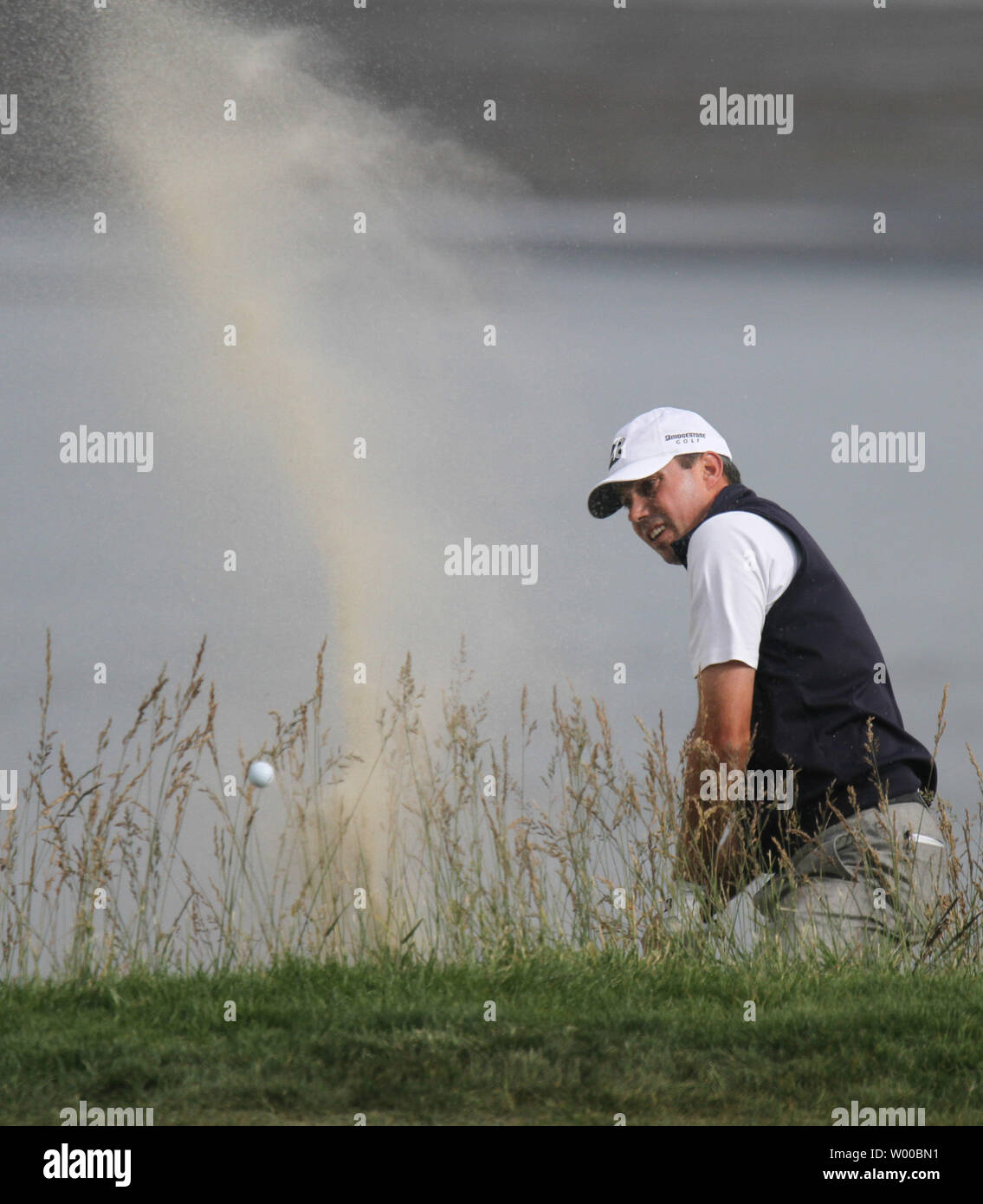 Matt Kuchar startet aus einem Bunker auf den 18-Loch-Golfplatz am Tag drei der US Open in Pebble Beach, Kalifornien, die am 19. Juni 2010. UPI/Mohammad Kheirkhah Stockfoto