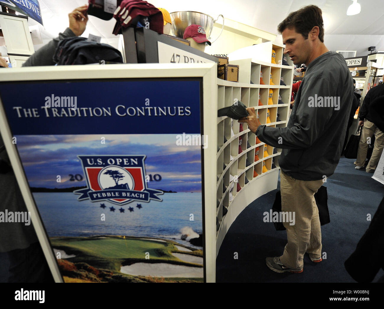 Ein golf fan Shops für Hüte in der merchandise Zelt bei den US Open in Pebble Beach, Kalifornien, am 18. Juni 2010. UPI/Kevin Dietsch Stockfoto