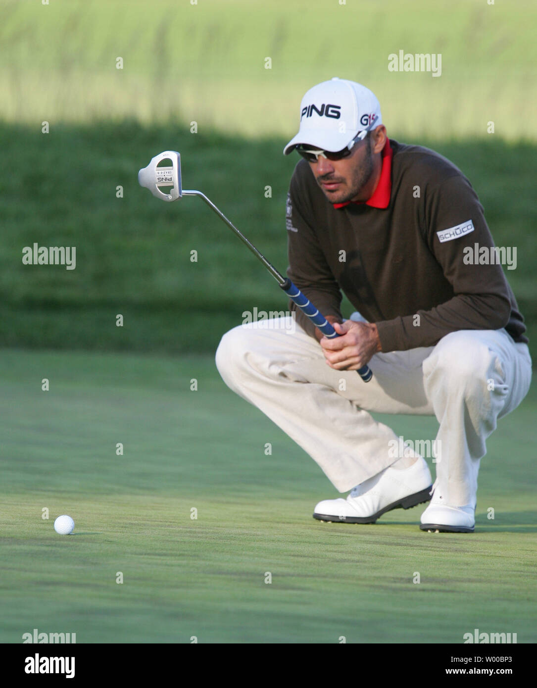 Gregory Havret von Frankreich richtet einen Schlag auf dem 18 Grün an Tag drei der US Open in Pebble Beach, Kalifornien, die am 19. Juni 2010. UPI/Mohammad Kheirkhah Stockfoto