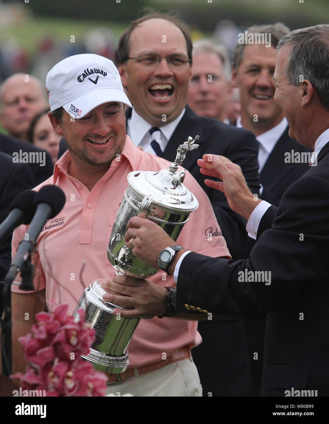 Graeme McDowell von Nordirland erhält die Trophäe für das Gewinnen der US Open in Pebble Beach, Kalifornien am 20. Juni 2010. UPI/Mohammad Kheirkhah Stockfoto