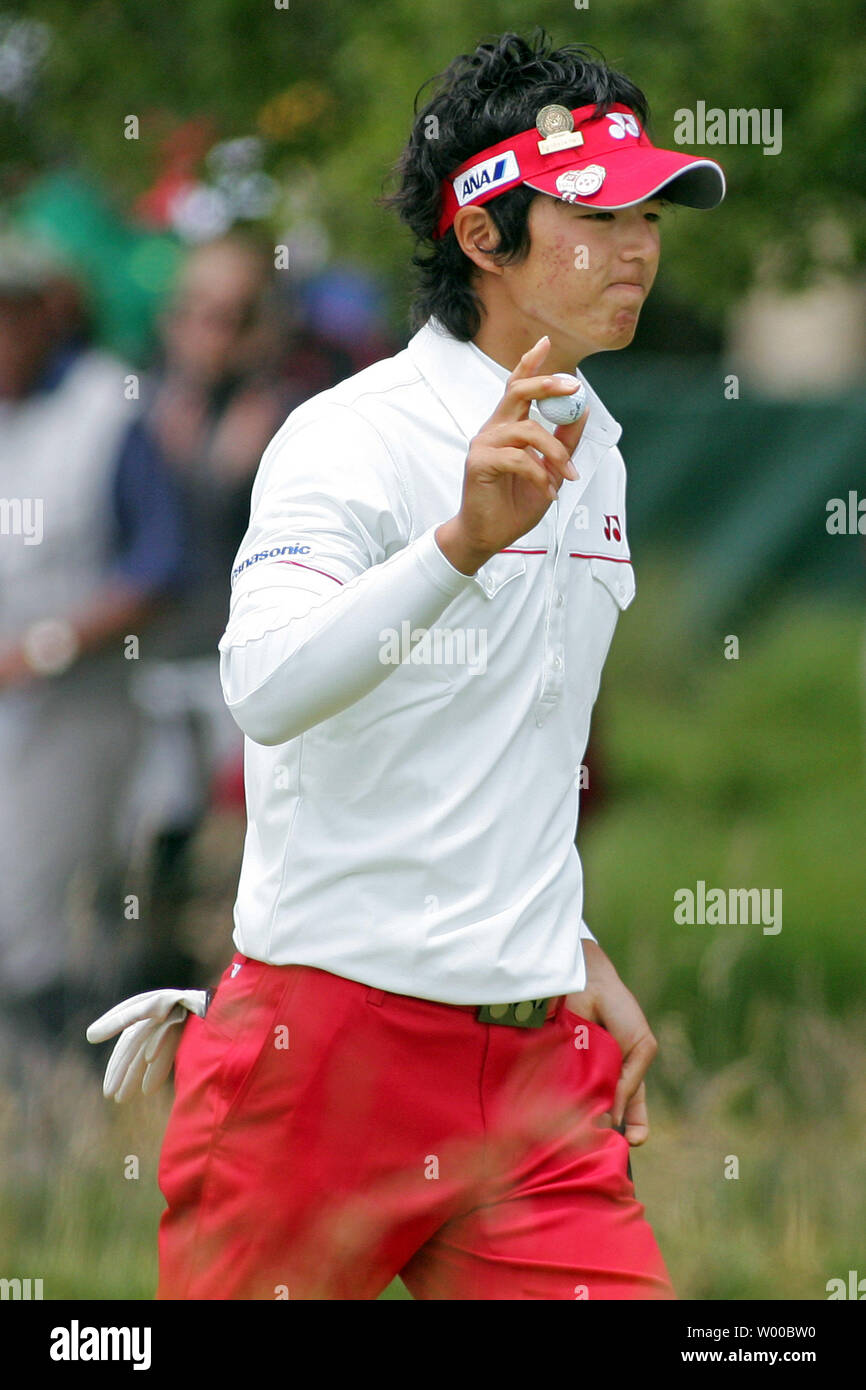 Ryo Ishikawa in Japan hält die Kugel Nach einer Gleichheit auf der zweiten Bohrung am letzten Tag der US Open in Pebble Beach, Kalifornien am 20. Juni 2010. UPI/Mohammad Kheirkhah Stockfoto