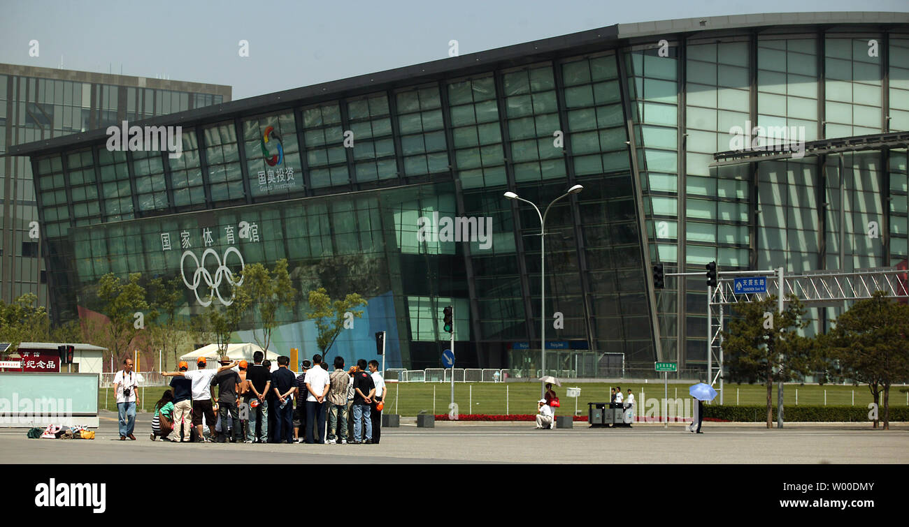 Chinesische Touristen posieren für Fotos neben der National Indoor Stadium in Peking am 11. Juni 2009. Eine UN-Environmental Assessment der Peking 2008 die Olympischen und Paralympischen Spiele gefunden, dass China gehalten und in einigen Fällen sogar ihre Nachhaltigkeit verspricht, insbesondere im Hinblick auf die Luftqualität, Verkehr, Energie, Ökosysteme, Wasser und Abfällen überschritten. (UPI Foto/Stephen Rasierer) Stockfoto