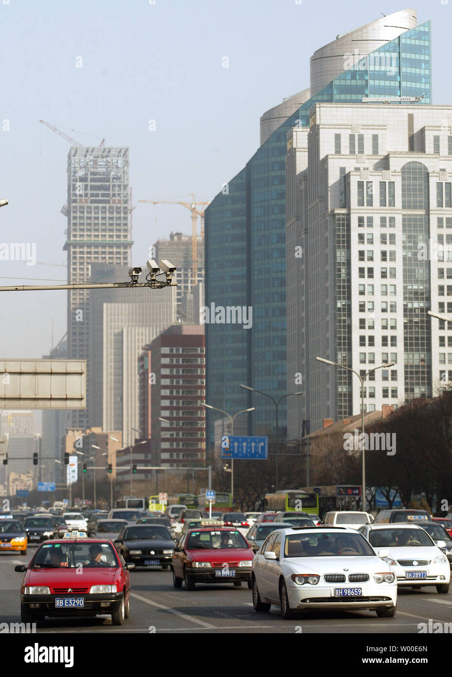 Der Verkehr rollt unter Peking's Skyline, die einen dramatischen Wandel durchgemacht hat als massive kommerzielle und private Projekte, die in den letzten Jahren im Zentrum der Stadt gegangen, als am 23.Februar 2006 fotografiert. Chinas Immobilienmarkt rückläufig Seit Juni, wenn neue Steuern auf Spekulanten gerichtet hielt einen sechsjährigen Boom. Das Land hat Aufkantungen an Land Zulassungen und fordert Banken zu beschränken, um die Kreditvergabe an Branchen wie Immobilien und Stahl Investition, die Inflation betrifft in Asien der zweitgrößte Wirtschaft angehoben hat zu kühlen. (UPI Foto/Stephen Rasierer) Stockfoto