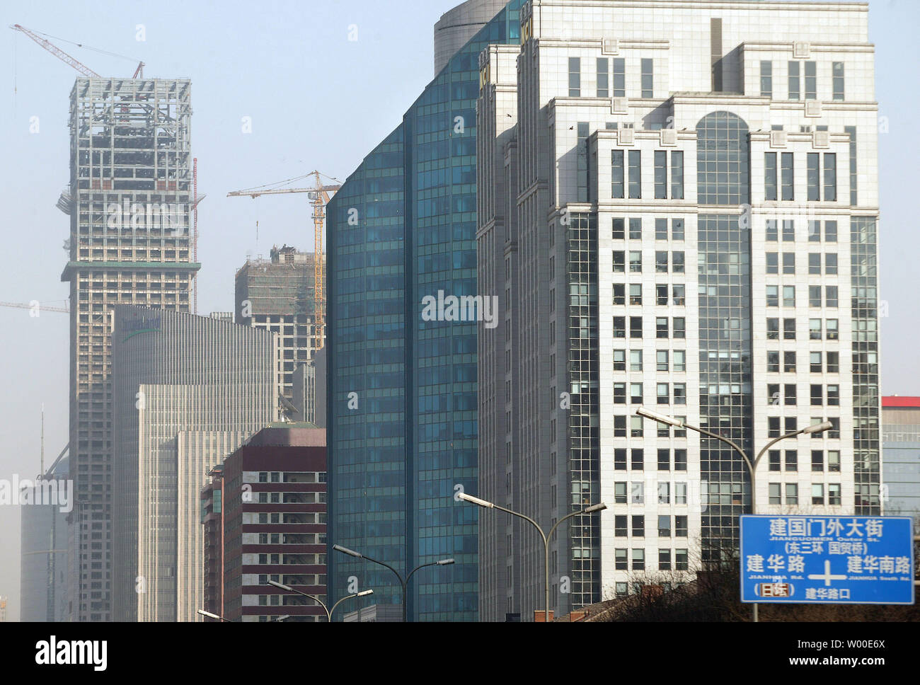 Die Skyline von Peking einen dramatischen Wandel durchgemacht wie massive kommerzielle und private Projekte, die in den letzten Jahren im Zentrum der Stadt gegangen, als am 23.Februar 2006 fotografiert. Chinas Immobilienmarkt rückläufig Seit Juni, wenn neue Steuern auf Spekulanten gerichtet hielt einen sechsjährigen Boom. Das Land hat Aufkantungen an Land Zulassungen und fordert Banken zu beschränken, um die Kreditvergabe an Branchen wie Immobilien und Stahl Investition, die Inflation betrifft in Asien der zweitgrößte Wirtschaft angehoben hat zu kühlen. (UPI Foto/Stephen Rasierer) Stockfoto