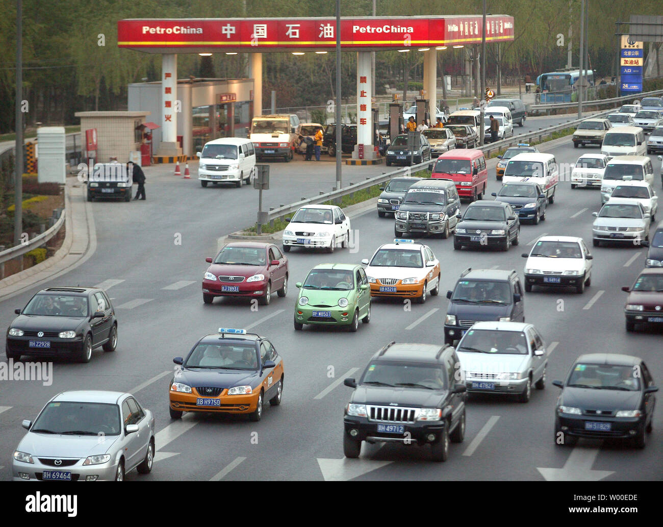 Rush-hour traffic Geschwindigkeiten entlang der Beijing 4-Ring Road Vergangenheit eine PetroChina Gas Station, 27. April 2006. Chinas hohen Verbrauch von Energie hat Besorgnis ausgelöst. Entsprechend einer nationalen Leitlinie im Jahr 2004 von der Nationalen Kommission für Entwicklung und Reform (NDRC), die Chinas Energieverbrauch 3.1 mal Durchschnitt der Welt wurde pro Einheit des BIP im Jahr 2002 freigegeben. Die Vereinigten Staaten sind der größte Verbraucher von Erdöl in der Welt von heute, aber China hat schnellste Rate der Welt des Wachstums in Öl verwenden. Eine Gallone 93 Oktan gas kostet $ 2.20. (UPI Foto/Stephen Rasierer) Stockfoto