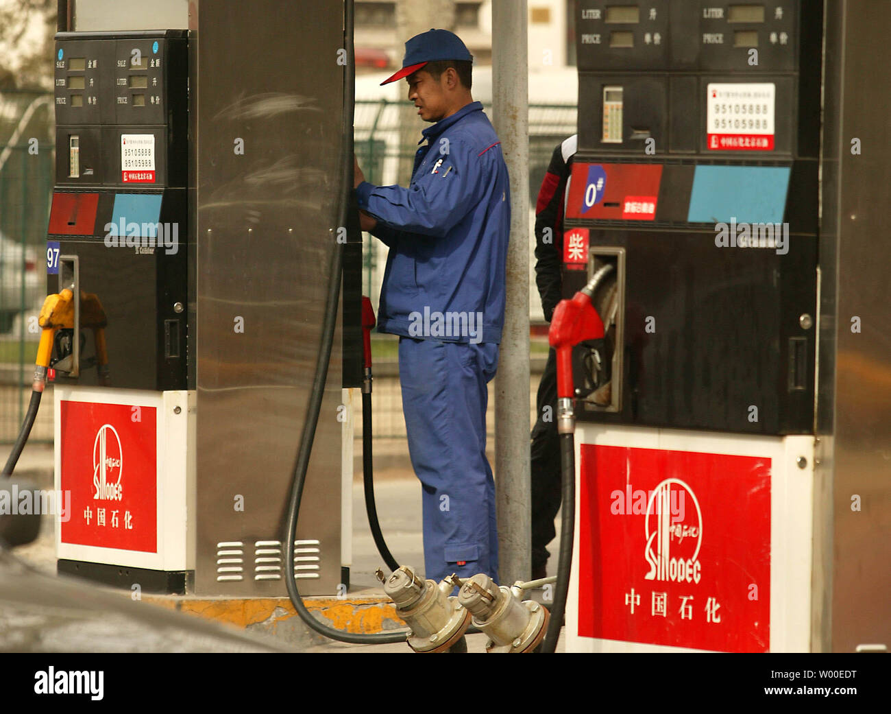 Ein Abfrageplatz wartet auf Autos an einer Tankstelle in der Innenstadt von Peking, 27. April 2006. Chinas hohen Verbrauch von Energie hat Besorgnis ausgelöst. Entsprechend einer nationalen Leitlinie im Jahr 2004 von der Nationalen Kommission für Entwicklung und Reform (NDRC), die Chinas Energieverbrauch 3.1 mal Durchschnitt der Welt wurde pro Einheit des BIP im Jahr 2002 freigegeben. Die Vereinigten Staaten sind der größte Verbraucher von Erdöl in der Welt von heute, aber China hat schnellste Rate der Welt des Wachstums in Öl verwenden. Eine Gallone 93 Oktan gas kostet $ 2.20 in China. (UPI Foto/Stephen Rasierer) Stockfoto