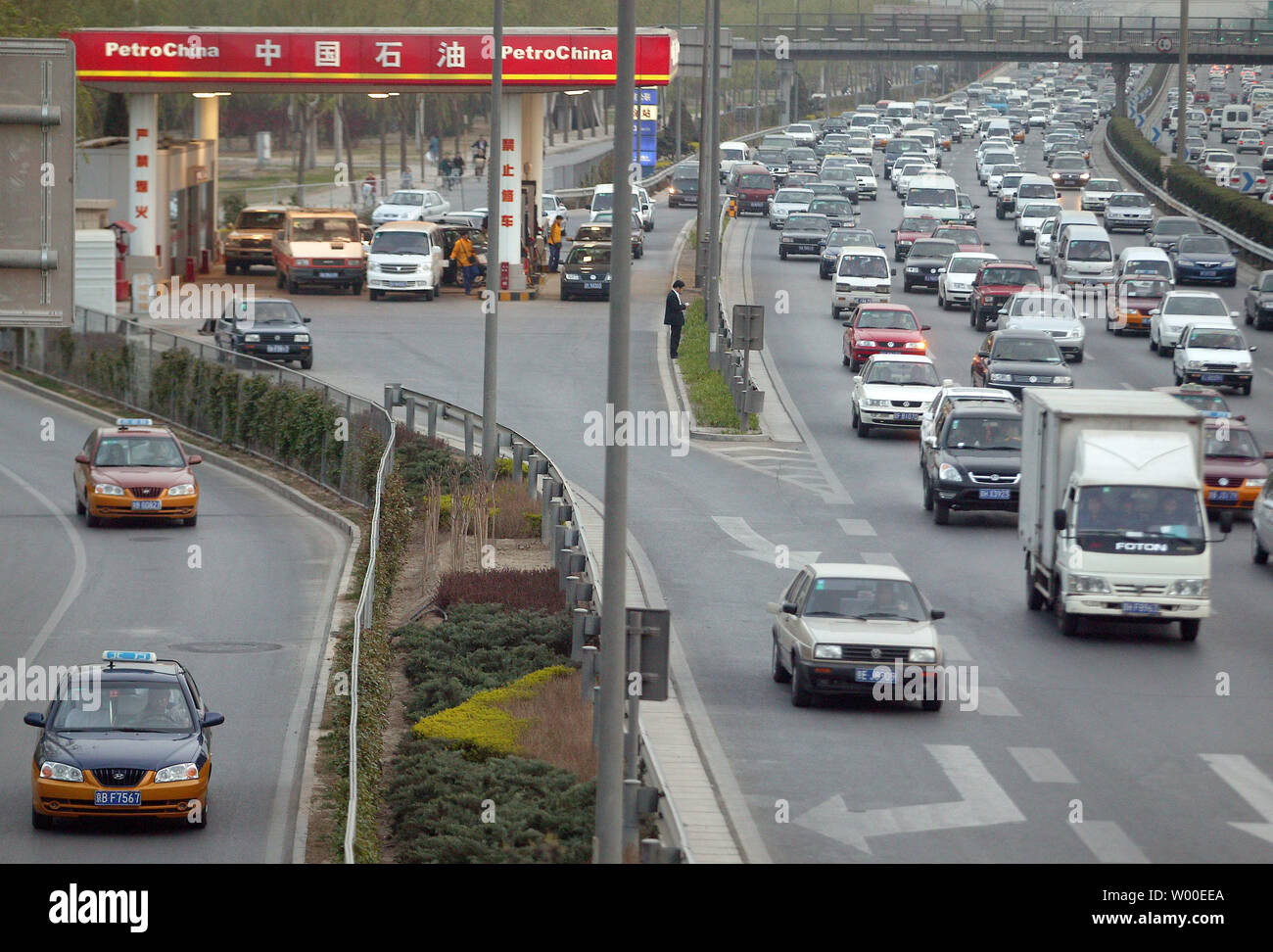 Rush-hour traffic Geschwindigkeiten entlang der Beijing 4-Ring Road Vergangenheit eine PetroChina Gas Station, 27. April 2006. Chinas hohen Verbrauch von Energie hat Besorgnis ausgelöst. Entsprechend einer nationalen Leitlinie im Jahr 2004 von der Nationalen Kommission für Entwicklung und Reform (NDRC), die Chinas Energieverbrauch 3.1 mal Durchschnitt der Welt wurde pro Einheit des BIP im Jahr 2002 freigegeben. Die Vereinigten Staaten sind der größte Verbraucher von Erdöl in der Welt von heute, aber China hat schnellste Rate der Welt des Wachstums in Öl verwenden. Eine Gallone 93 Oktan gas kostet $ 2.20 in China. (UPI Foto/Stephen Rasierer) Stockfoto