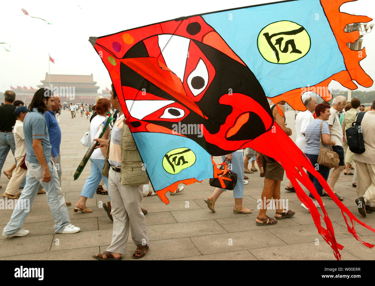 Ein chinesischer Mann versucht, eine riesige "Peking Oper" Kite auf dem Platz des Himmlischen Friedens, Peking, 14. August 2006 zu verkaufen. Große Drachen sind ab sofort auf dem Platz geflogen werden dürfen. Amnesty International hat der ehemalige chinesische Präsident Jiang Zemin gedrängt und jetzt Präsident Hu Jintao auf, alle noch Inhaftierten über die Proteste während des Massakers auf dem Platz des himmlischen Friedens. Der ehemalige chinesische Ministerpräsident Zhu Rongji ordnete eine solche Neubewertung der Tiananmen crackdown 1989, als er sein Amt im März stattfand. (UPI Foto/Stephen Rasierer) Stockfoto