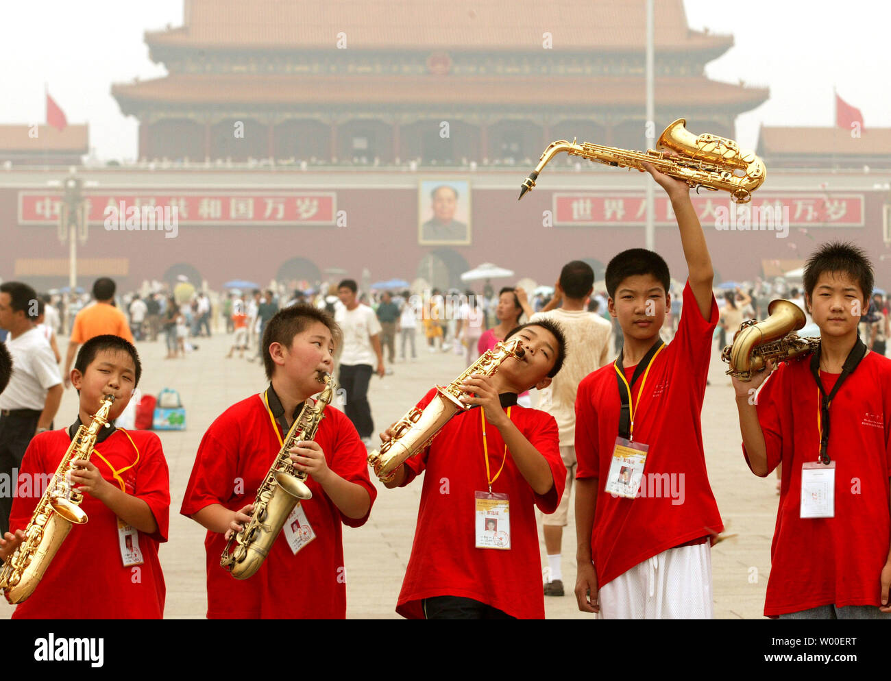 Chinesische Kinder, in ihrer Band Outfits und mit ihren Instrumenten, posieren für Fotos auf dem Platz des Himmlischen Friedens, Peking, 14. August 2006. Amnesty International hat der ehemalige chinesische Präsident Jiang Zemin gedrängt und jetzt Präsident Hu Jintao auf, alle noch Inhaftierten über die Proteste während des Massakers auf dem Platz des himmlischen Friedens. Der ehemalige chinesische Ministerpräsident Zhu Rongji ordnete eine solche Neubewertung der Tiananmen crackdown 1989, als er sein Amt im März stattfand. (UPI Foto/Stephen Rasierer) Stockfoto