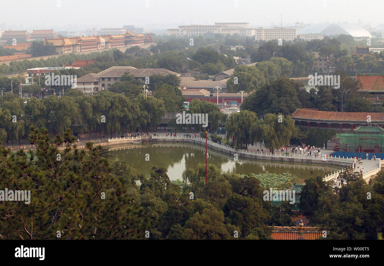 Das Ei - wie Kuppel der Chinesischen National Grand Theatre befindet sich neben der Großen Halle des Volkes (C) und die Verbotene Stadt (L) in der Innenstadt von Peking, 17. August 2006. Der umstrittene Bau ist fast abgeschlossen. Der Innenraum wird bis Ende dieses Jahres abgeschlossen sein. Der französische Architekt Paul Andreu konzipiert, die Arbeiten begannen im Dezember 2001, nach vier Jahren denke. (UPI Foto/Stephen Rasierer) Stockfoto