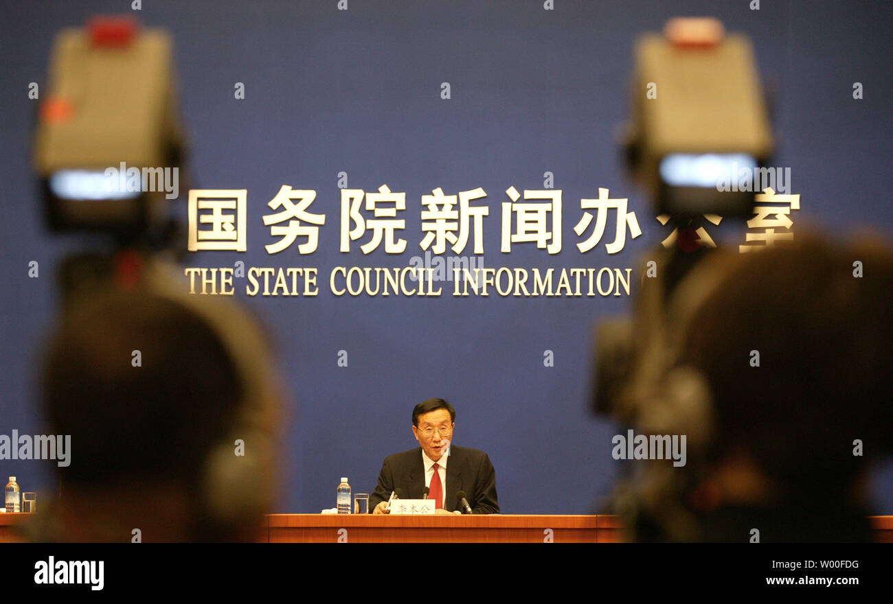 Li Bengong, Executive Deputy Director der China National Committee auf Altern, spricht auf einer Pressekonferenz in Programme für ältere Bürger in Peking am 12. Dezember 2006. China mehr Altersvorsorge sammeln und mehr Betten für ältere Menschen hinzufügen, um mit der wachsenden Anzahl von Ältesten, die bis zum Jahr 2025 auf 280 Millionen verdoppeln zu halten, den Rat sagte heute in einer Erklärung. (UPI Foto/Stephen Rasierer) Stockfoto