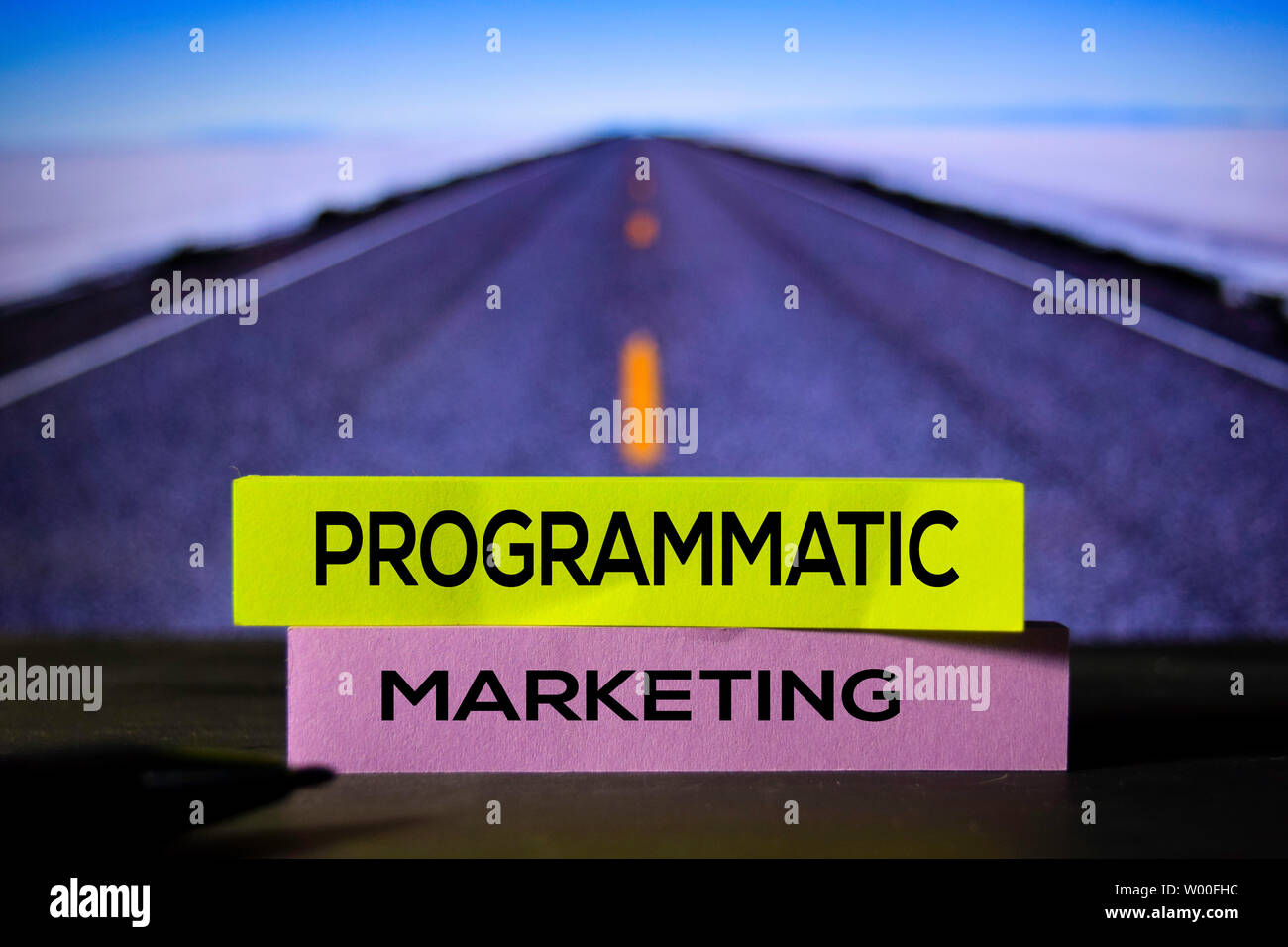 Programmatische Marketing auf dem Haftnotizen mit bokeh Hintergrund Stockfoto