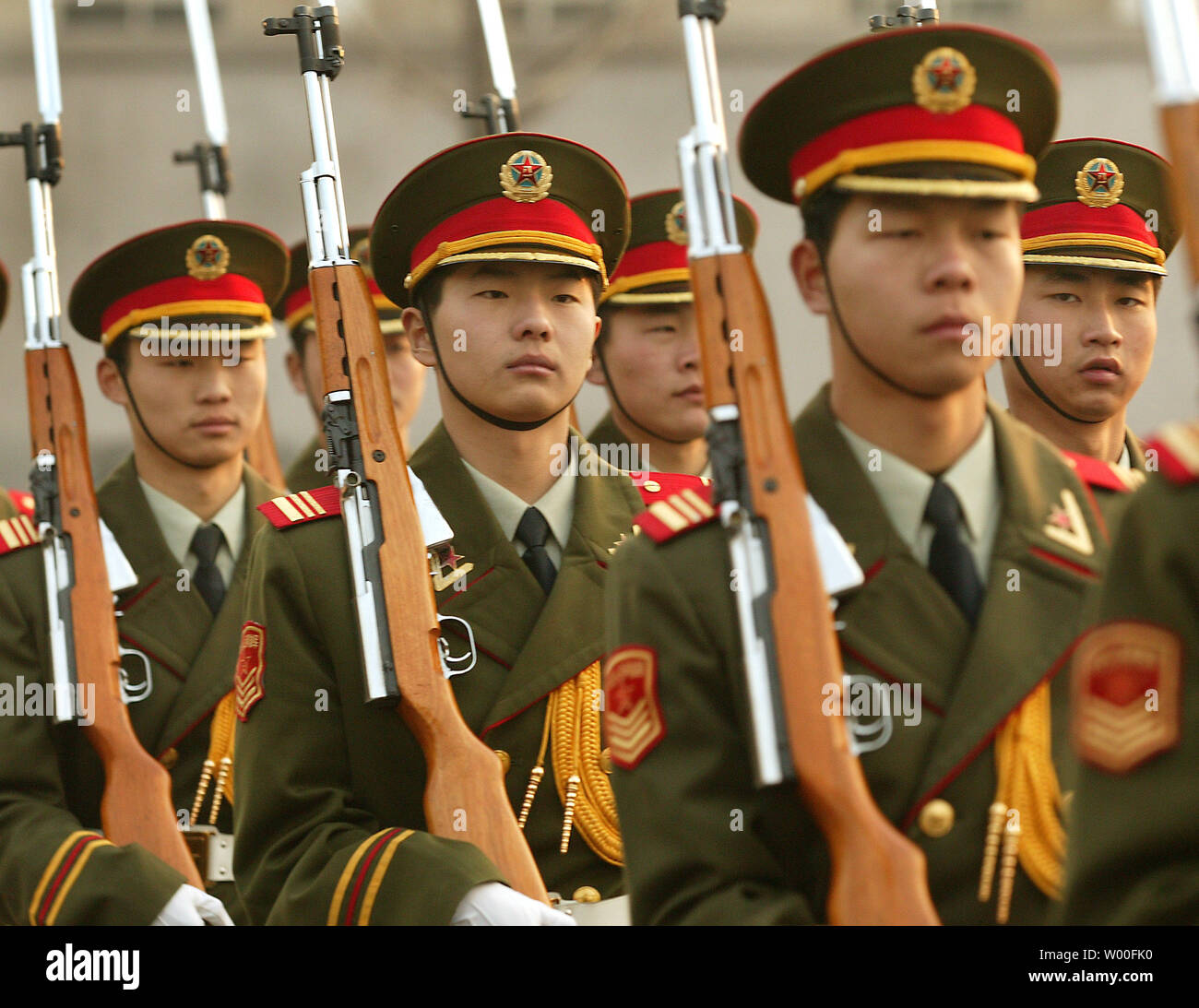 Chinesische Soldaten auf ehrengarde Detail märz hinunter eine Straße im Zentrum von Peking am 20. Dezember 2006. Chinas Außenminister am Mittwoch auf allen Seiten in sechs - nation Gespräche über nukleare Abrüstung Nordkoreas aufgerufen, ihre Differenzen beiseite zu legen und konkrete Fortschritte machen. Die verhandlungsführer Suchen eine September 2005 Gemeinsame Erklärung der Gespräche, in denen der Norden zugesagt, im Austausch für die Hilfe und Sicherheit garantiert zu entwaffnen zu implementieren. (UPI Foto/Stephen Rasierer) Stockfoto