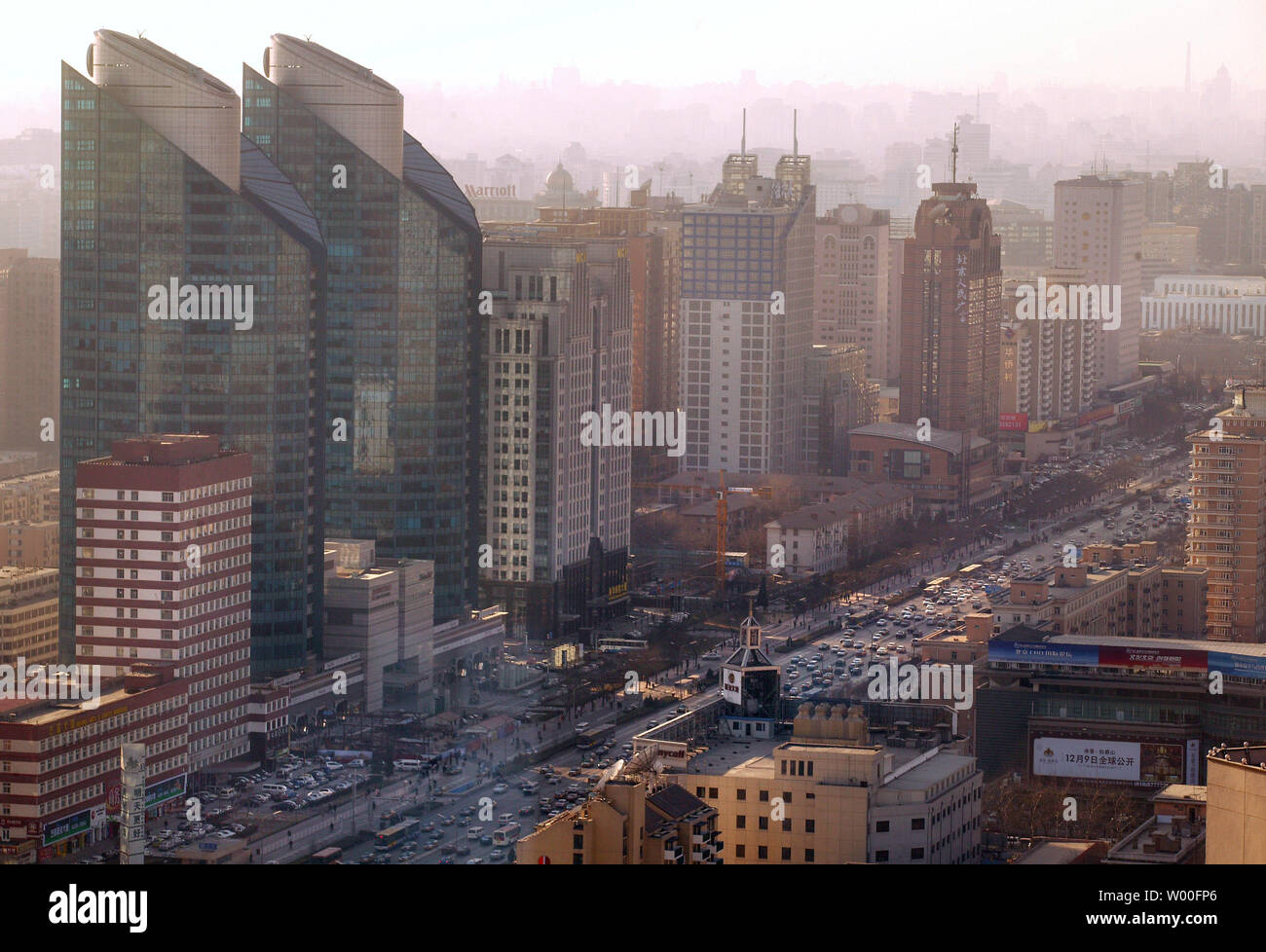 Der Verkehr rollt eine der Hauptverkehrsadern durch Beijing Central Business District von Peking, China, 27. Januar 2007. Der Chinesischen Akademie der Sozialwissenschaften (CASS), eine obere Thinktank in China, hat die potentielle Gefahr einer Eigenschaft warnte Blasen platzen in China in einem Bericht über die Weltwirtschaft im Jahr 2007. (UPI Foto/Stephen Rasierer) Stockfoto