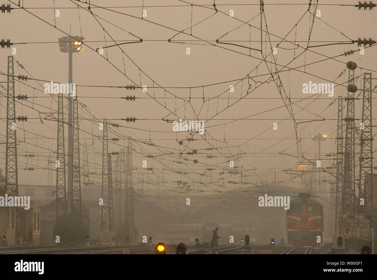 Ein Personenzug fährt in Peking Hauptbahnhof am Ende ein Wochenende durch ungewöhnlich hohe Temperaturen und starke Verschmutzung, am 08 Juli, 2007 dominiert. Die State Environmental Protection Agency (EPA) im Juni über 850 Partikel von Partikeln pro Quadratmeter in Peking, acht Mal die Norm. Das EPA sagte, solche Messungen schwerwiegend waren die Sorge." (UPI Foto/Stephen Rasierer) Stockfoto