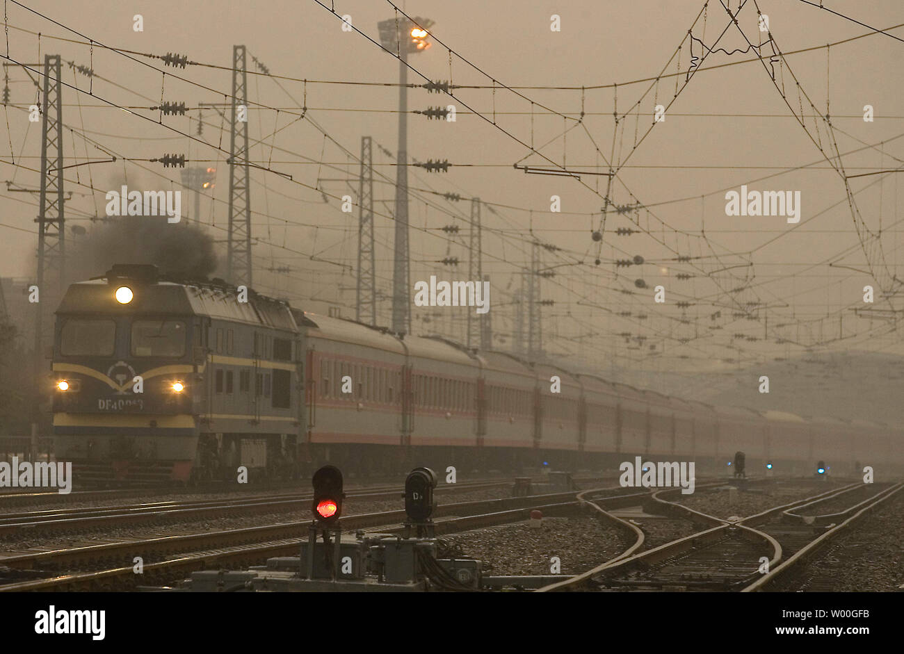 Ein Personenzug fährt in Peking Hauptbahnhof am Ende ein Wochenende durch ungewöhnlich hohe Temperaturen und starke Verschmutzung, am 08 Juli, 2007 dominiert. Die State Environmental Protection Agency (EPA) im Juni über 850 Partikel von Partikeln pro Quadratmeter in Peking, acht Mal die Norm. Das EPA sagte, solche Messungen schwerwiegend waren die Sorge." (UPI Foto/Stephen Rasierer) Stockfoto