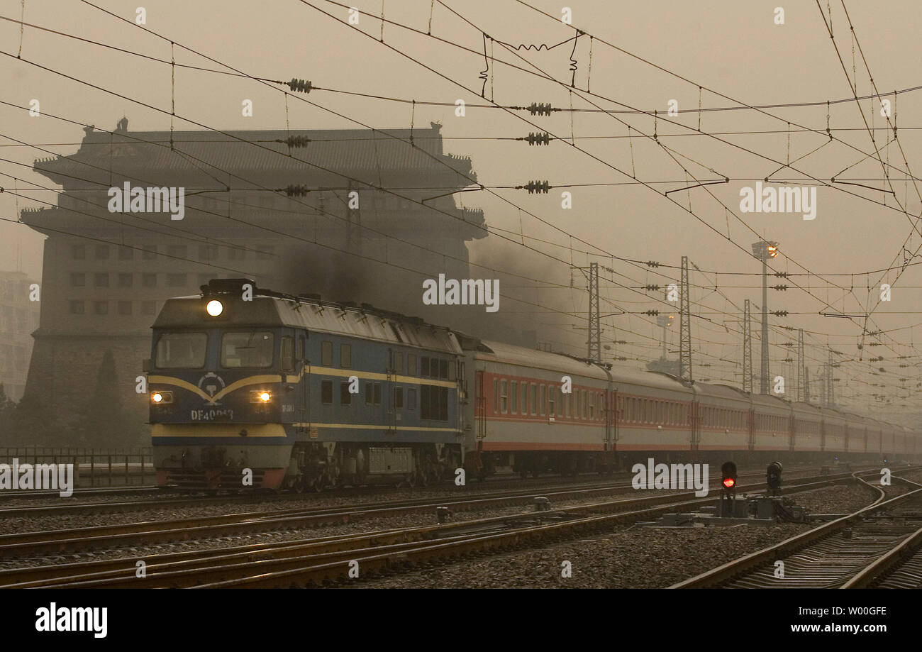 Ein Personenzug fährt in Peking Hauptbahnhof am Ende ein Wochenende durch ungewöhnlich hohe Temperaturen und starke Verschmutzung, am 08 Juli, 2007 dominiert. Die State Environmental Protection Agency (EPA) im Juni über 850 Partikel von Partikeln pro Quadratmeter in Peking, acht Mal die Norm. Das EPA sagte, solche Messungen schwerwiegend waren die Sorge." (UPI Foto/Stephen Rasierer) Stockfoto
