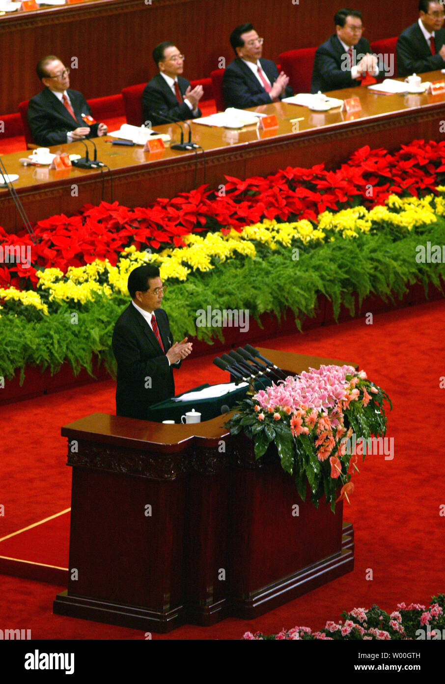 Der chinesische Präsident Hu Jintao (Mitte) liefert eine 58-seitigen Rede zu Chinas Spitzenpolitiker bei der Eröffnung des 17. Parteitag in der Großen Halle des Volkes in Peking am 15. Oktober 2007. Die Elite der Kommunistischen Partei Chinas eröffnet ihren fünfjährlichen Kongress, ein Ereignis erwartet, um zu sehen, Präsident Hu Jintao als Führer der Nation für weitere fünf Jahre bestätigt. (UPI Foto/Stephen Rasierer) Stockfoto