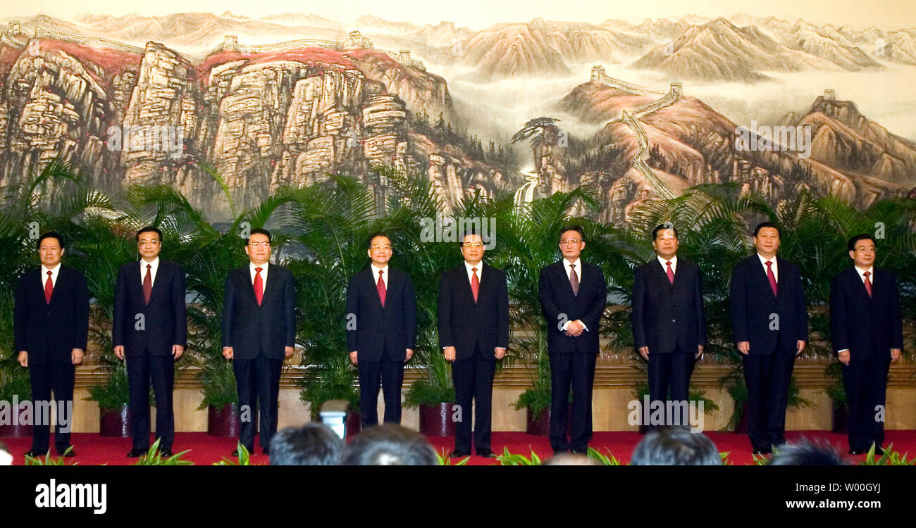 Chinas neue Ständigen Ausschuss des Politbüros Mitglieder (von L nach R) Zhou Yongkang, Li Keqiang, Li Changchun, Wen Jiabao, Hu Jintao, Wu Bangguo, Jia Qinglin, Xi Jinping und Er Guoqiang Line up in der Großen Halle des Volkes in Peking, 22. Oktober 2007. (UPI Foto/Stephen Rasierer) Stockfoto