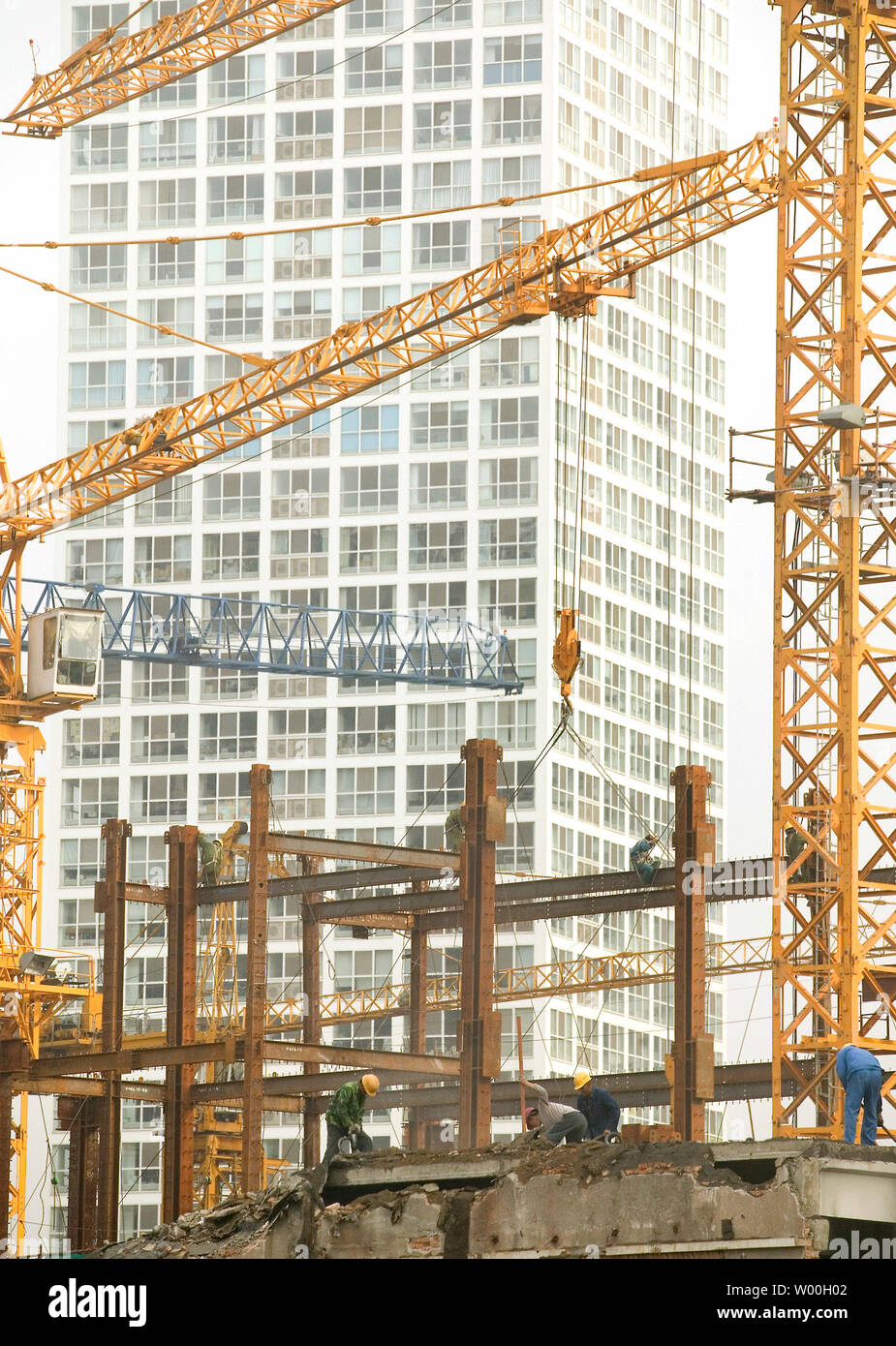 Chinesische Arbeiter arbeiten auf einer riesigen Baustelle in Peking der schnell wachsenden Central Business District, am 29. Oktober 2007. China's überkomprimierte Wirtschaft durch eine erstaunliche 11,5 Prozent im dritten Quartal wuchs, etwas verlangsamt, aber Bleiben auf Schiene Deutschland als weltweit drittgrößte innerhalb von Wochen zu überholen, entsprechend den Daten der letzten Woche berichtet. (UPI Foto/Stephen Rasierer) Stockfoto