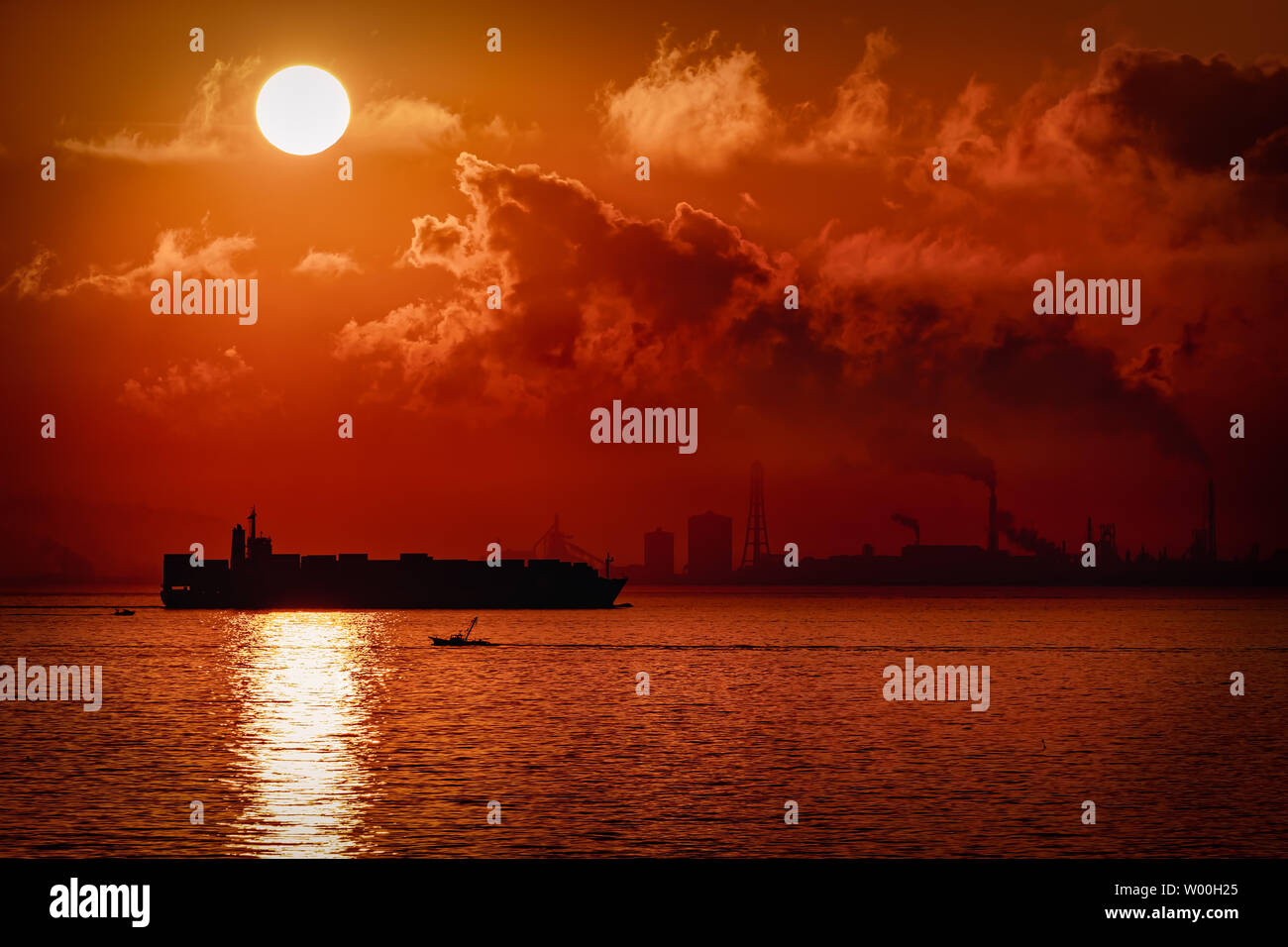 Schiffe und Boote, die durch Tokyo Bay bei Sonnenaufgang in Japan. Stockfoto