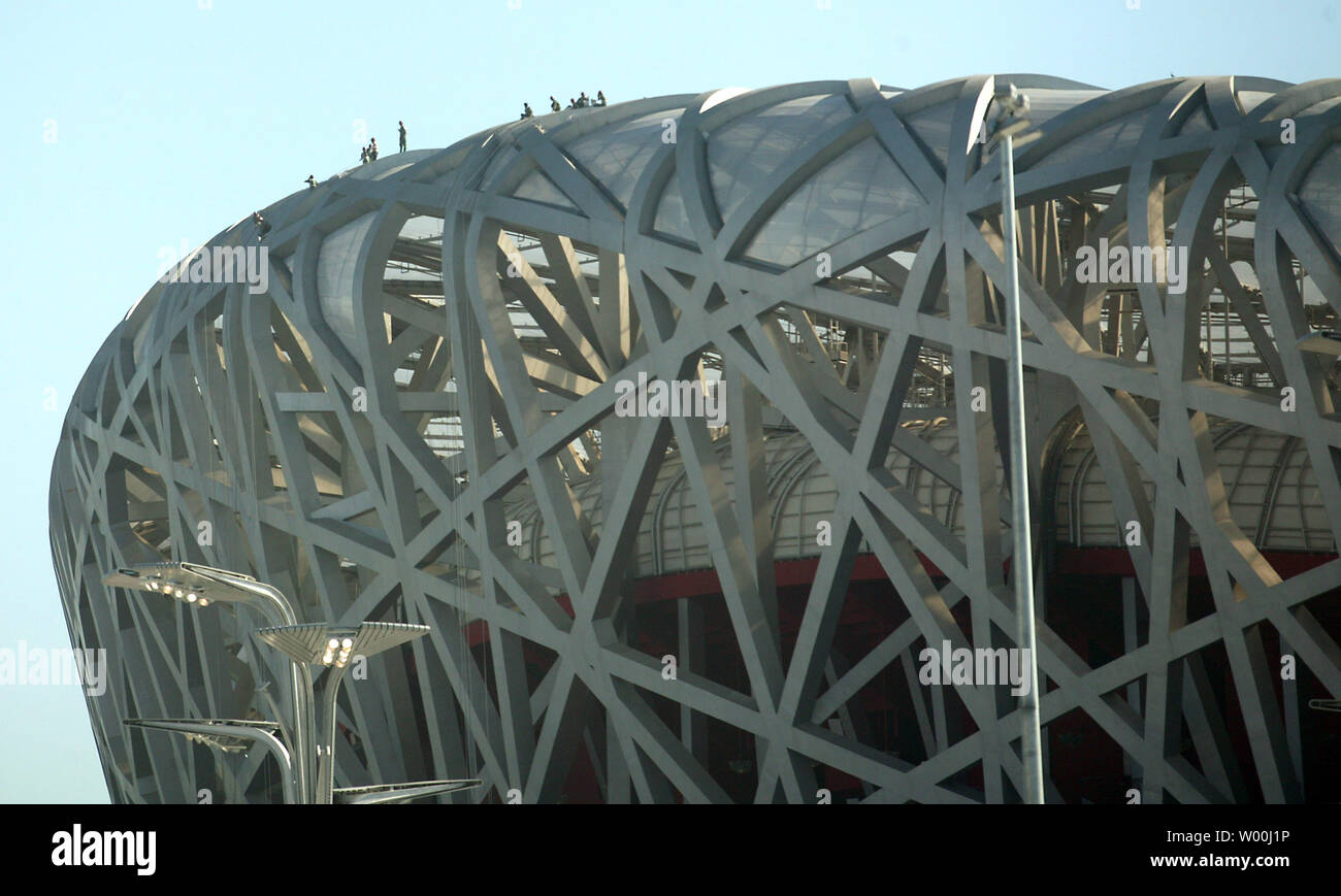 Arbeitnehmer Befestigen Sie Seile an der Seite des National Stadium, auch als der Bird's Nest bekannt, damit war die Struktur, in Peking am 12. Juli 2008. (UPI Foto/Stephen Rasierer) Stockfoto