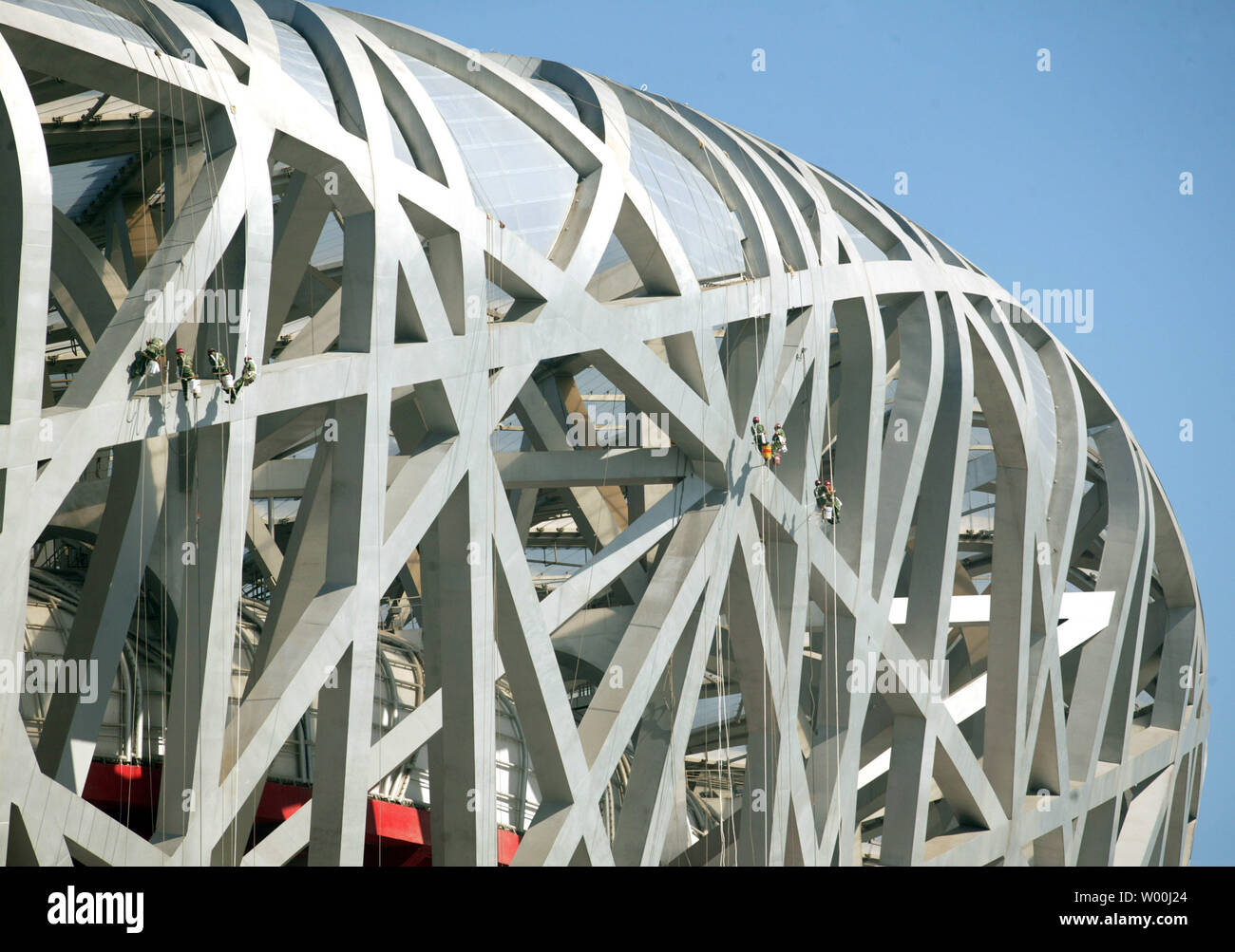 Arbeitnehmer Befestigen Sie Seile an der Seite des National Stadium, auch als der Bird's Nest bekannt, damit war die Struktur, in Peking am 12. Juli 2008. (UPI Foto/Stephen Rasierer) Stockfoto