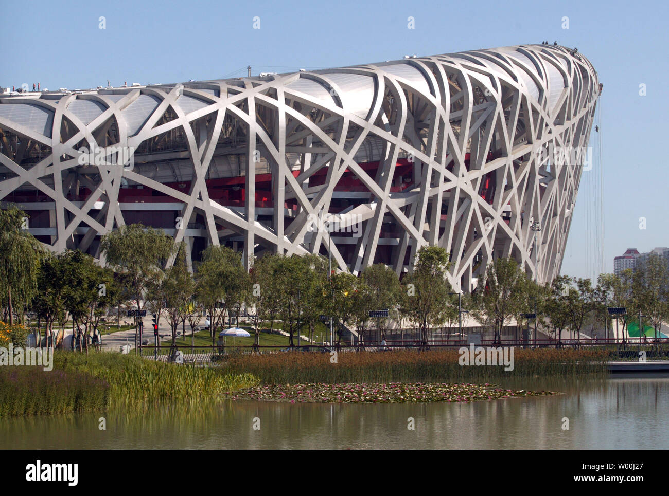 Arbeitnehmer Befestigen Sie Seile an der Seite des National Stadium, auch als der Bird's Nest bekannt, damit war die Struktur, in Peking am 12. Juli 2008. (UPI Foto/Stephen Rasierer) Stockfoto
