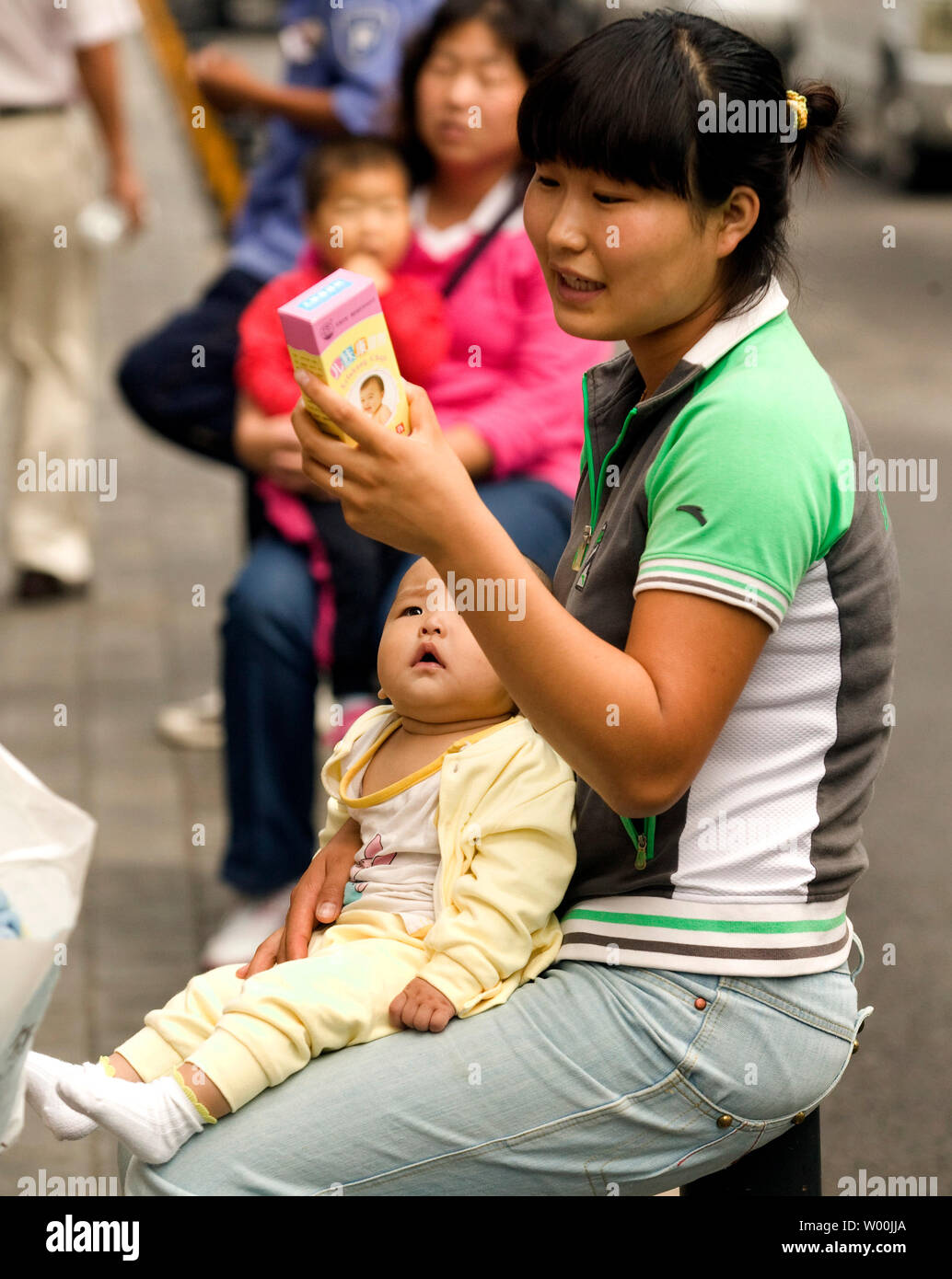 Chinesische Eltern bringen ihre Kinder in ein Kinderkrankenhaus in Peking am 23. September 2008. China schwor giftige Milch von Prozessoren und auf den Exportmärkten nach verdorbenen infant Pulver zu stoppen, die mehr als 54.000 Kinder in einem Skandal, den Ruf des Landes in einer neuen Krise verstrickt ist krank. (UPI Foto/Stephen Rasierer) Stockfoto