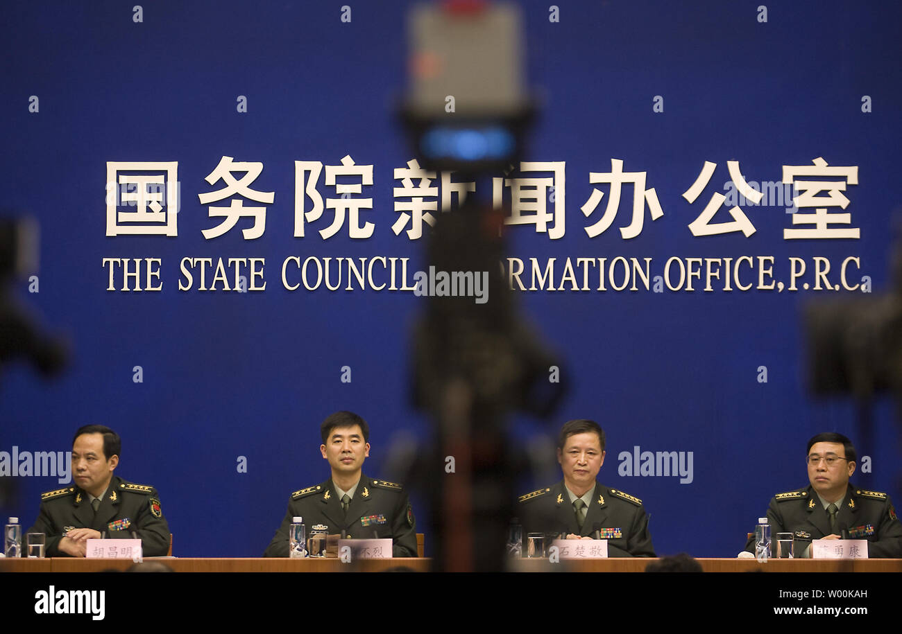 (L - R) Nationale Verteidigung Sprecherin Senior Colonel Hu Chagming, Operationen in der Abteilung Strategische Planung Büro des Stellvertretenden Generaldirektors Oberst Cai Huaiie, Allgemeine politische Abteilung Masse funktioniert Vice Chief Senior Colonel Shi Chujing und Planung des Präsidiums General Logistics Abteilung Stellvertretender Generaldirektor Senior Colonel Xu Yongkang halten eine Pressekonferenz zur Veröffentlichung des jährlichen Chinas Verteidigungspolitik Papier in Peking am 20. Januar 2009. China fürchtet der Serveranzahl im Ausland und separatistischen Gruppen zu Hause, rechtfertigen ein Laufwerk, die militärischen Ausgaben zu erhöhen und die People's Liberation schieben Stockfoto