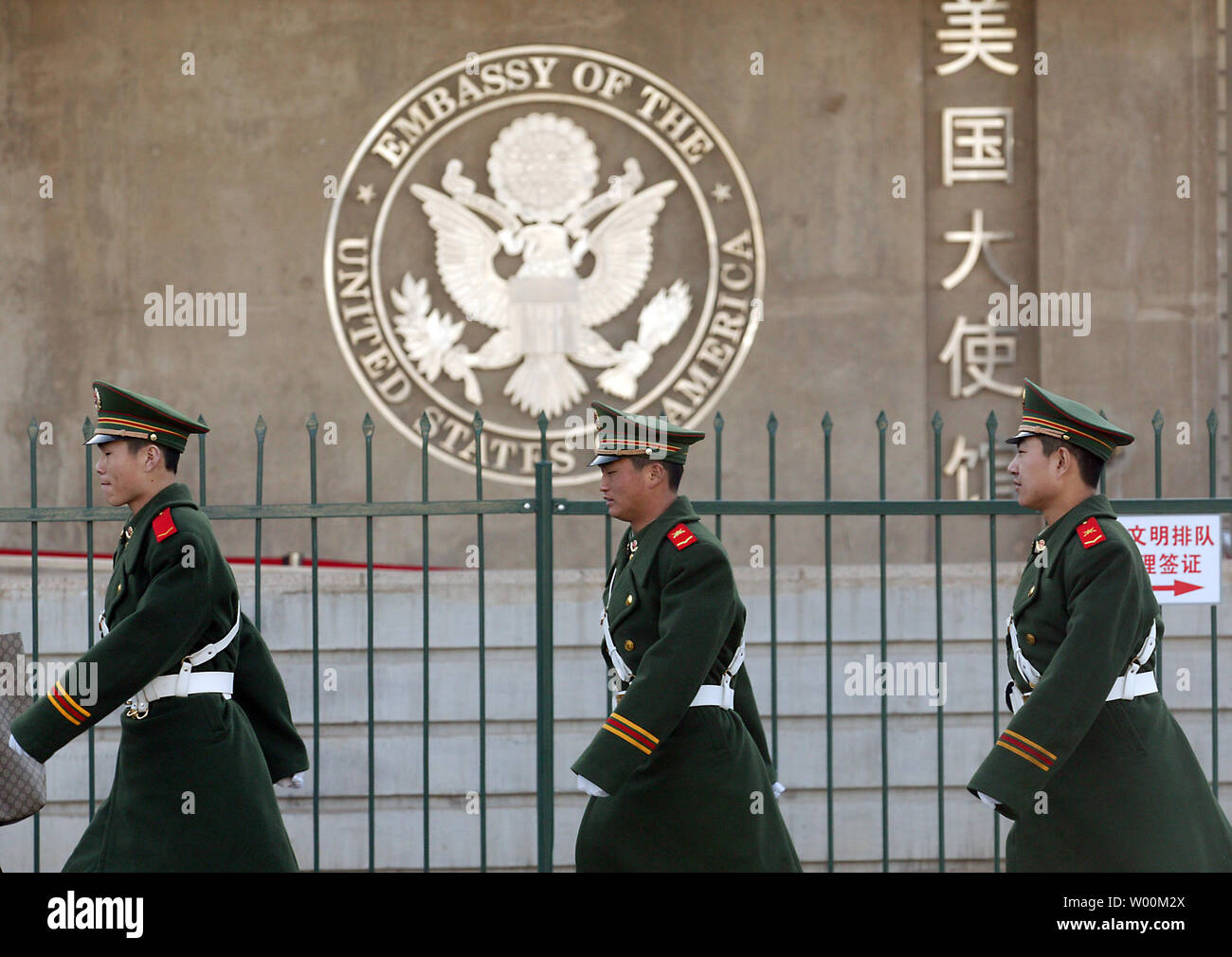 Chinesische Soldaten marschieren hinter der neuen amerikanischen Botschaft in Peking am 29. März 2009. Chinas Militär mehr ist die Entwicklung ballistischer und Anti-Schiffs-Raketen, die Hifting die Machtverhältnisse in der Region und könnte China sichere Ressourcen Hilfe oder territorialen Streitigkeiten beizulegen, einem Bericht des Pentagon freigegeben sagte letzte Woche. (UPI Foto/Stephen Rasierer) Stockfoto