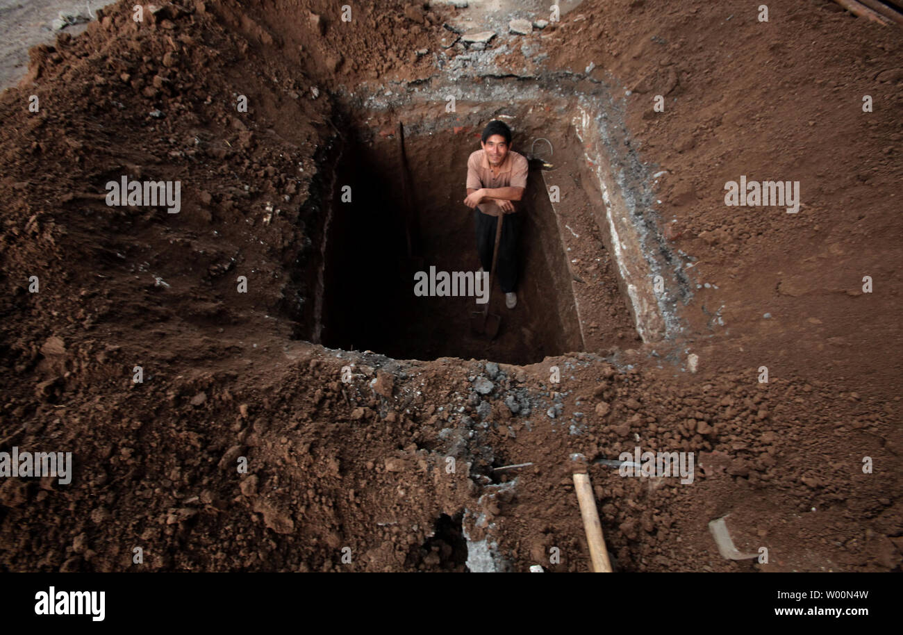 Eine chinesische Migranten Arbeiter arbeitet auf einer Straße - Ausbau der Baustelle in Peking, 10. September 2009. China hat mehr als 41 Millionen Arbeitsplätze in der globalen Finanzkrise verloren, fast 40 % der Entlassungen in der ganzen Welt. Trotz der jüngsten Erholung, 23 Millionen sind immer noch ohne Arbeit mit der Arbeitslosenquote auf 4,3% im ersten Halbjahr 2009, die höchste seit 1980. UPI/Stephen Rasierer Stockfoto