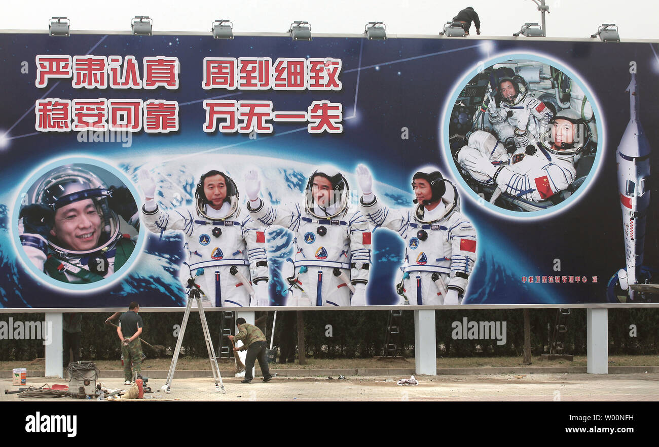 Ein chinesischer Arbeiter installiert leuchtet auf einem riesigen Reklametafeln feiert China's space Program in der Nähe von Pekings Tempo Stadt" am 6. Oktober 2009. China ist aggressiv Beschleunigung der bemannten Raumfahrt durch die Entwicklung einer 17.000 lb. bemannten Militärische Raumfahrt Labor, die bis Ende 2010 geplant. Die Mission wird mit einem Halt in den USA übereinstimmen, die bemannte Raumfahrt mit der Phase-out des Shuttles. UPI/Stephen Rasierer Stockfoto