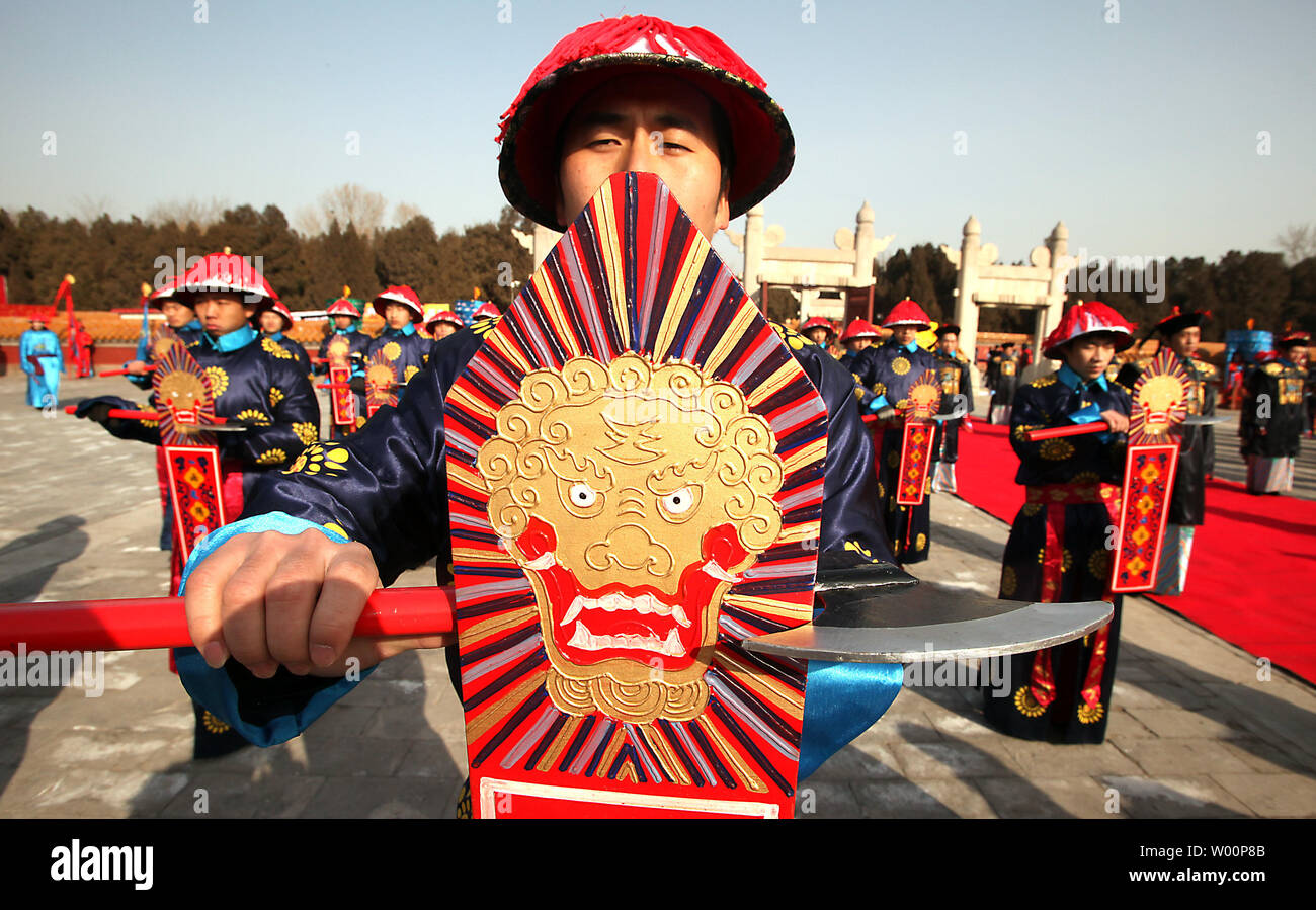 Eine militärische Polizist wacht unter Rote Laterne decoarations während der Eröffnungsfeier der Frühlingsfest Tempel Fair im Tempel der Erde in Peking am 14. Februar 2010. UPI/Stephen Rasierer Stockfoto