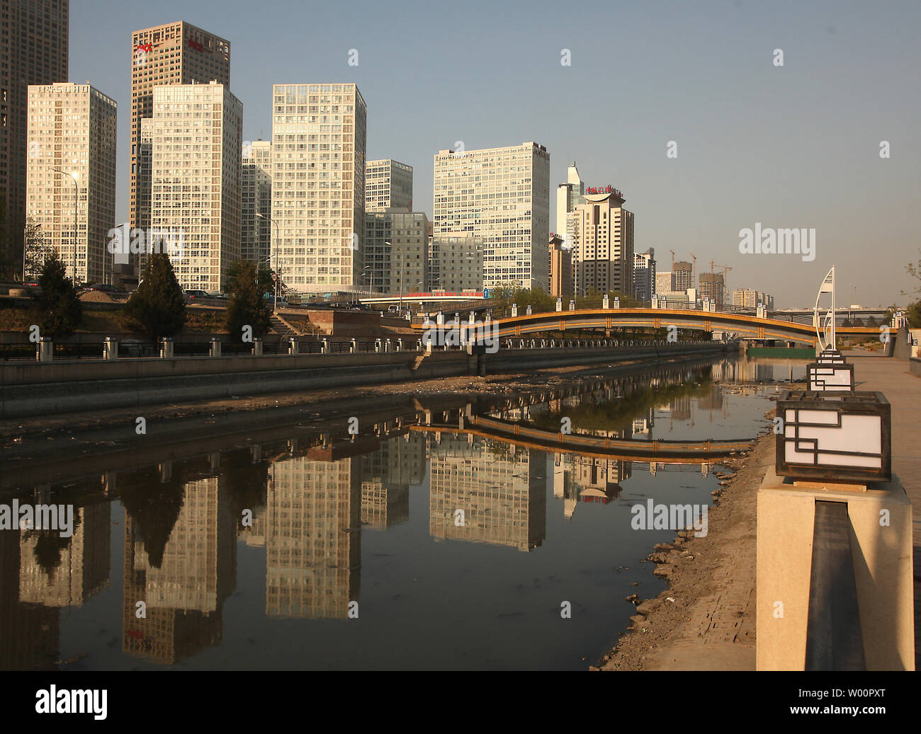 Ein stark verschmutzter Kanal verläuft durch Central Business District von Peking am 30. April 2010. Eine kürzlich durchgeführte Umfrage der chinesischen Regierung Umweltprobleme des Landes hat Wasser Umweltverschmutzung in 2007 mehr als doppelt so hoch ist wie die der Regierung offizielle Schätzungen. Die präsentierten Daten von Vice Umweltschutz Minister Zhang Lijun, belebt Fragen über die Qualität der chinesischen offiziellen Statistiken und Wirksamkeit eines staatlichen Push für sauberere Wachstum nach Jahrzehnten der ungezügelten Wachstum. UPI/Stephen Rasierer Stockfoto