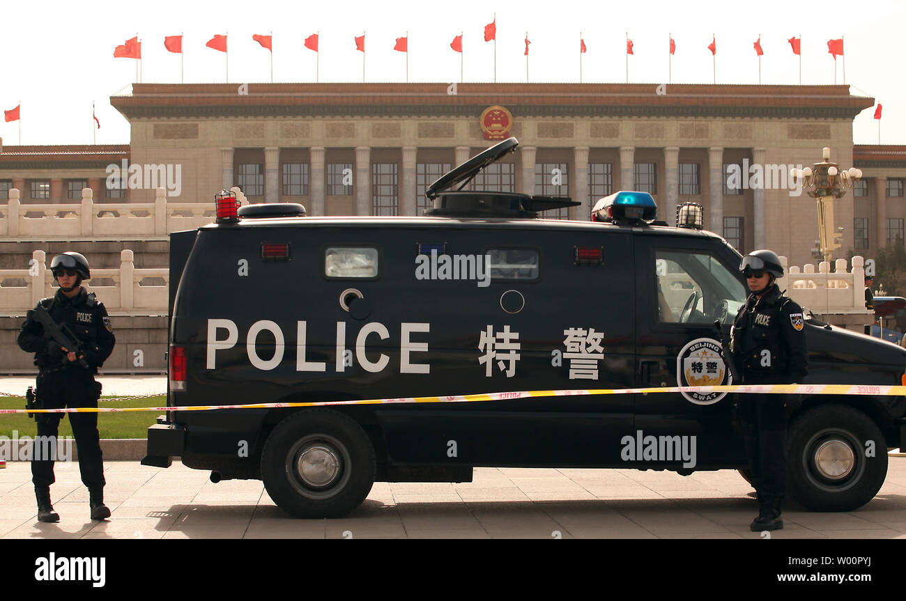 Chinesische para-militärischen Polizisten patrouillieren, Platz des Himmlischen Friedens während der Dreitägigen Mai Tag Urlaub in Peking am 2. Mai 2010. Mai 1-3 feierte, Mai, auch als Tag der Arbeit, ein großer Urlaub in China ist. UPI/Stephen Rasierer Stockfoto