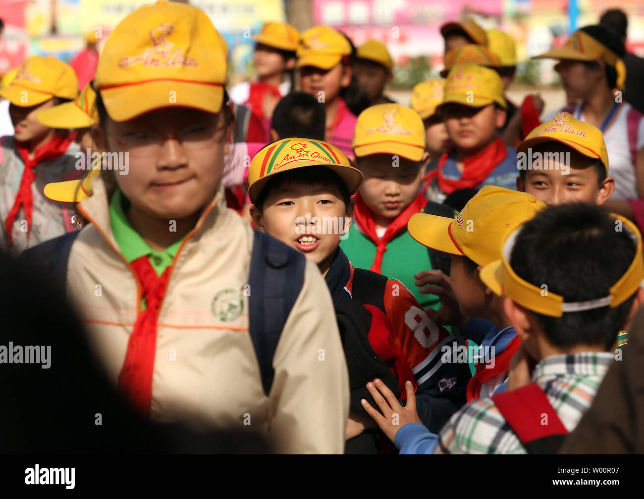 Junge chinesische Studenten bereiten, am Ende des Schultages in Peking am 5. Mai 2010 zu verlassen. Die Polizei bei besonderen Schutz und Sicherheit auf Grundschulen rund um China diese Woche als Schüler der Klasse zum ersten Mal seit drei Rücken-an-Rücken Messer Angriffe in der vergangenen Woche mehr als 50 verletzten Kinder zurück. UPI/Stephen Rasierer Stockfoto