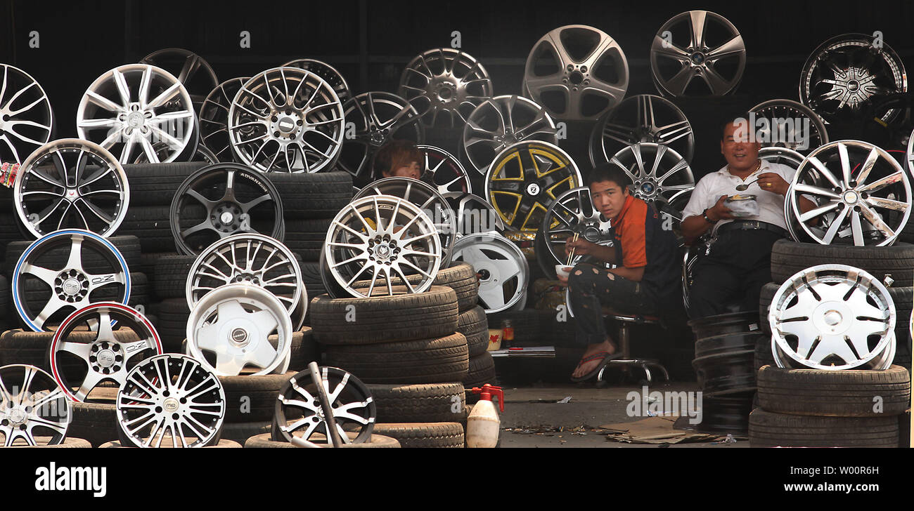 Chinesische Mechanik nehmen ihre Mittagspause in der Firma von Dutzenden von benutzerdefinierten reifen Felgen in Peking am 24. Juni 2010. UPI/Stephen Rasierer Stockfoto