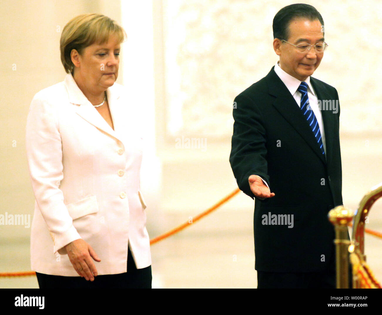 Die deutsche Bundeskanzlerin Angela Merkel (L) und Chinas Premierminister Wen Jiabao eine Begrüßungszeremonie in der Großen Halle des Volkes in Peking am 16. Juli 2010 sorgen. China und Deutschland Handelsprotektionismus erheben und Suchen nicht Handelsüberschüsse, Wen sagte. UPI/Stephen Rasierer Stockfoto